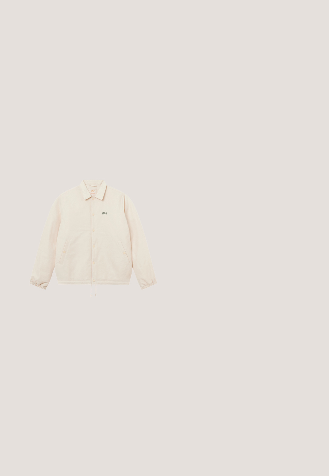 Lyse beige knapjakke med lange ærmer, snor i kanten, elastiske manchetter, to sidelommer og lille sort logo på venstre bryst.; Olivengrøn sweatshirt lavet af blød bomuldsblanding, med rund halsudskæring, ribstrikkede manchetter og en afslappet pasform. Glat tekstur, uden mønstre.; Beige bomulds T-shirt med korte ærmer, rund udskæring og sidesplitter; glat tekstur og afslappet pasform.; Beige brede bukser med en glat tekstur, der har bæltestropper, to frontlommer og en lynlåslukning. Minimalistisk design.; Beige lavtop sneaker med hvid sål, snørelukning og glat ruskindstekstur, vist fra siden på en hvid baggrund.; Kremfarvet lærredstote-taske med frontlomme, to håndtag, justerbar skulderrem og lille gul "O.N.S" tekst i nederste højre hjørne af lommen.