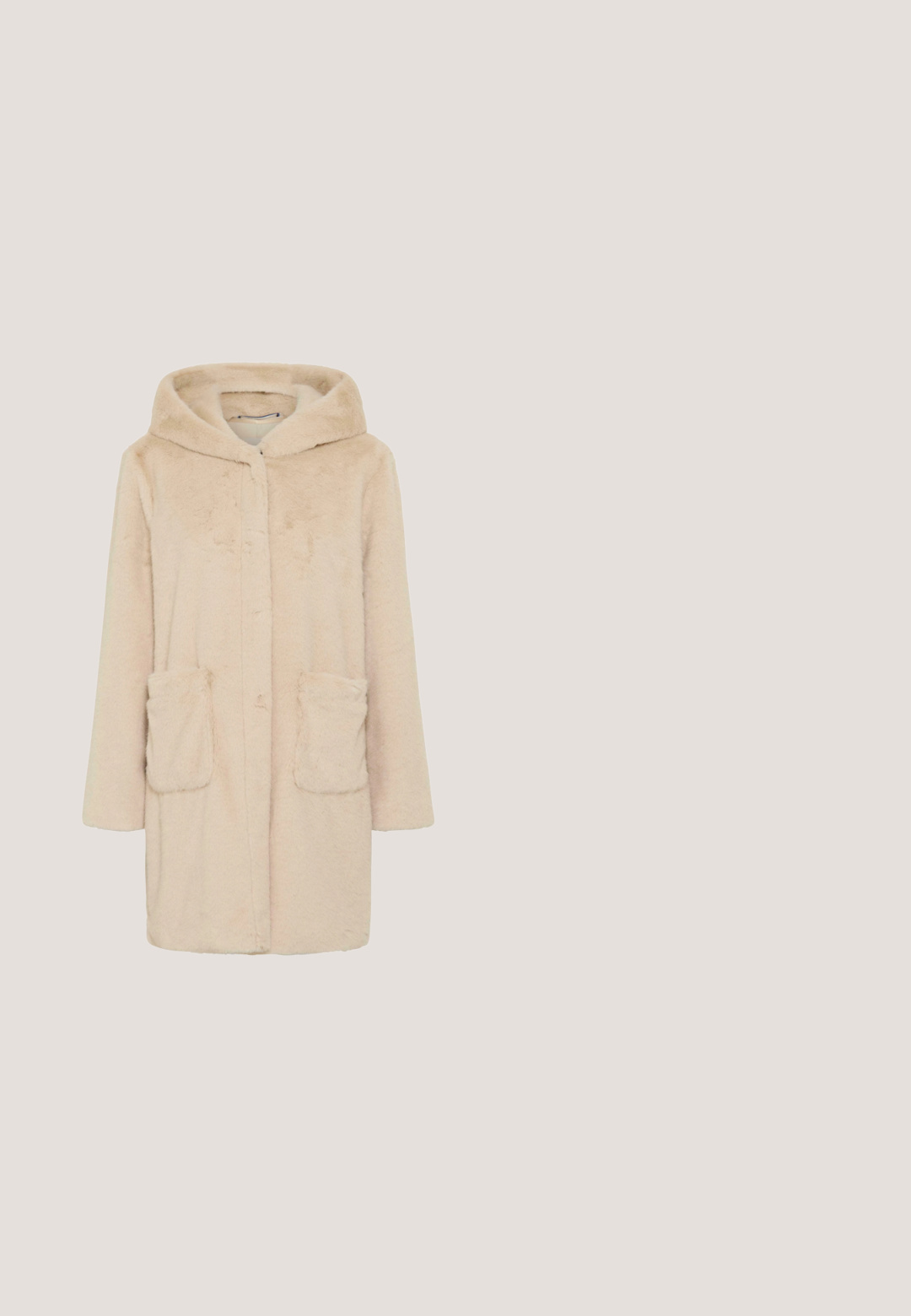 Manteau beige à capuche en fausse fourrure mi-long, manches longues et deux poches plaquées devant.; Pull duveteux couleur crème avec un col rond et des manches trois-quarts, présenté sur un fond blanc uni.; Pantalons larges beiges avec une texture douce, taille élastique et deux plis à l'avant. Pas de poches visibles ni détails en métal.; Bottines Chelsea beiges avec un cuir lisse et des panneaux latéraux élastiques. Semelle en caoutchouc épaisse et robuste avec un motif de traction distinctif et une languette.; Sac à bandoulière en cuir beige à structure souple, poignée supérieure, détails à cordon latéraux et logo de marque discret au centre en bas.; Collier fin en chaîne dorée avec un petit pendentif géométrique en forme de goutte d'eau et un fermoir réglable sur fond blanc.
