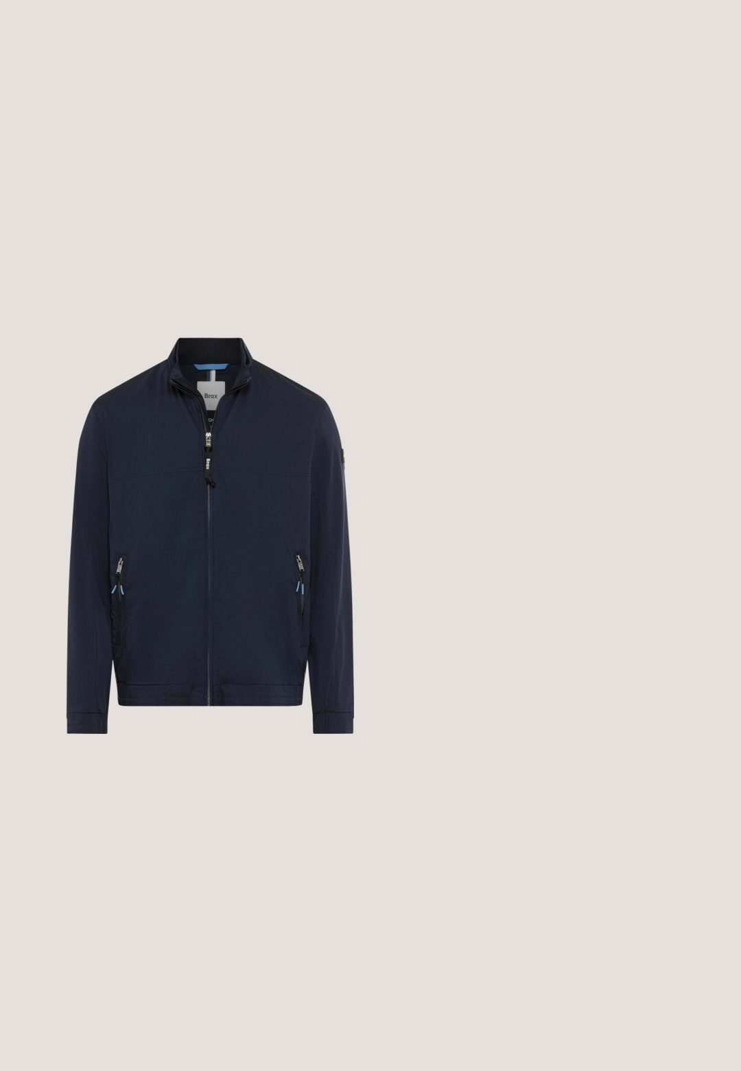 Marineblaue leichte Jacke mit durchgehendem Frontreißverschluss, zwei seitlichen Reißverschlusstaschen und Stehkragen.; Himmelblaue Jeanshemd mit langen Ärmeln, Kragen und weißen Knöpfen, präsentiert vor einem schlichten weißen Hintergrund.; Hellblaue Jeans mit geradem Bein, vorne mit Knopfverschluss, Gürtelschlaufen und Taschen, flach auf weißem Hintergrund liegend gezeigt.; Braune Leder-Schnürstiefel mit beiger Sohle und gepolsterter Kragen, entworfen für wasserdichten Einsatz.; Graue Umhängetasche mit kontrastierenden horizontalen Streifen, aus strukturiertem Stoff gefertigt. Verfügt über zwei Griffe und einen abnehmbaren Schultergurt.; Schwarzer Leder Gürtel mit einer großen, abgenutzten rechteckigen Metallschnalle, die in der unteren linken Ecke mit "PME Legend" graviert ist.
