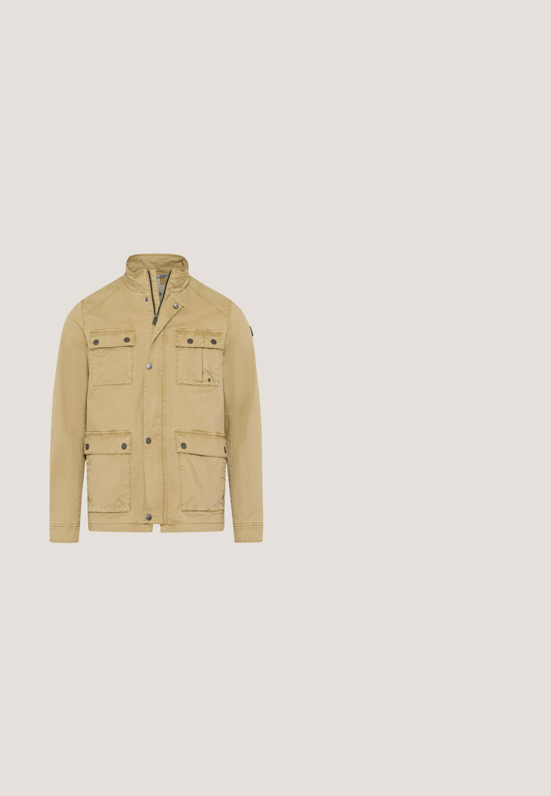 Beige utilityjas met vier klepzakken met knopen, ritssluiting en drukknoopsluiting voor, en een korte opstaande kraag.; Olijfgroene polo shirt van zacht katoen met een twee-knopen-ontwikkeling, korte mouwen en een subtiele logo op de borst.; Khaki shorts van een gladde katoenmix, met een rits, knoopsluiting en voorzakken. Rechtestraat ontwerp, knielange pasvorm.; Olijfgroene enkellaarsjes van gestructureerd leer, met vetersluiting, rubberen zool en een minimalistisch ontwerp met subtiele branding.; Zonnebril met grote hoekige groene glazen, dunnen gouden metalen montuur en pootuiteinden met schildpadpatroon op een witte achtergrond.; Vierkant olijfgroen leren etui met verticale naad, rits aan de zijkant en geperst merkembleem aan de voorkant.