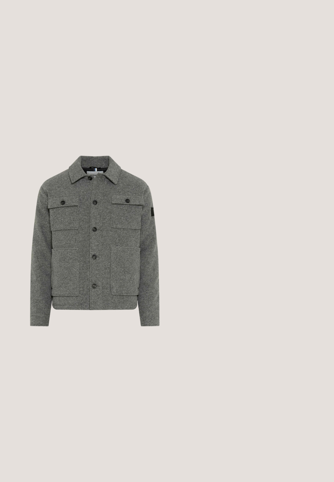 Veste en laine grise avec quatre poches avant à boutons, boutons noirs sur le devant et col classique.; Pull en tricot noir à manches longues, col rond et ourlet côtelé. Présente un petit logo en accent près du bas à gauche.; Chemise en velours côtelé noir à manches longues, col boutonné, poche avant et rangée de boutons. Le tissu a un aspect texturé.; Jean noir droit avec fermeture devant par bouton et zip, passants de ceinture et deux poches avant.; Bottines en cuir noir avec une texture lisse, bout rond, laçage à l'avant et semelle en caoutchouc. Présente des accents de couture et un contre-œil.; Sac messager en cuir noir avec une surface texturée, doté d'une fermeture à glissière sur le dessus, d'une bandoulière ajustable et d'un logo en relief.