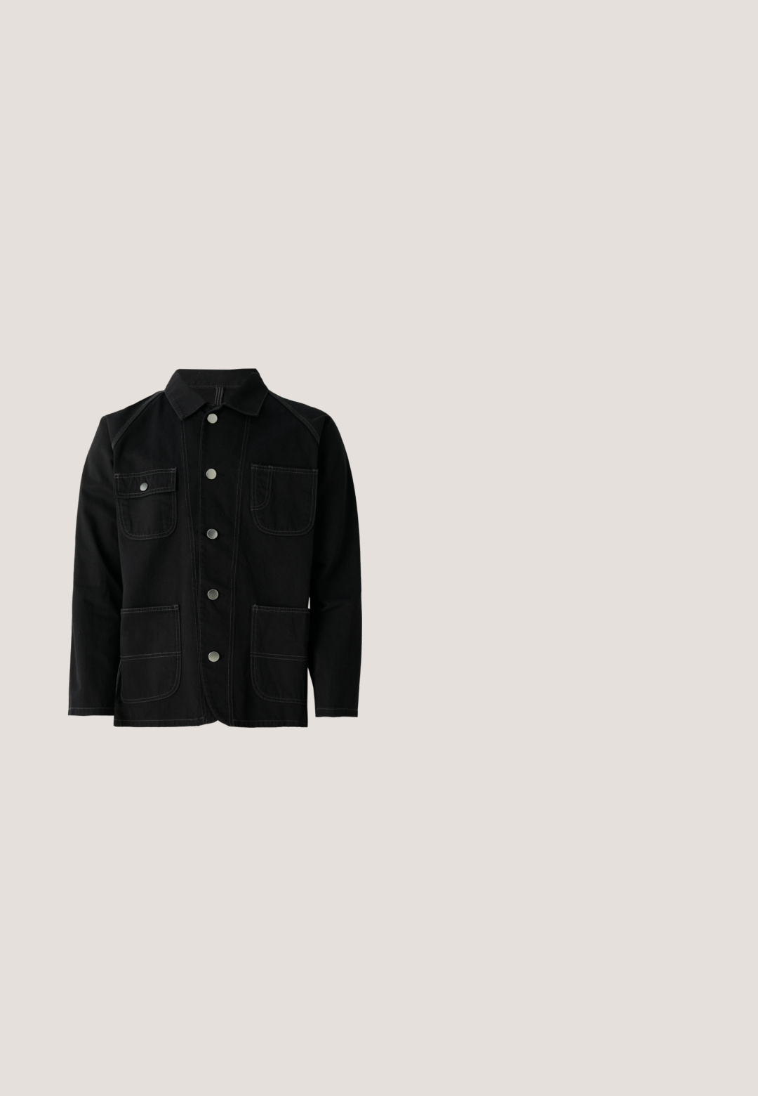 Schwarze Baumwolljacke mit klassischem Kragen, fünf Druckknöpfen auf der Vorderseite, zwei großen aufgesetzten Taschen, kontrastierenden Nähten und langen Ärmeln.; Schwarzes übergroßes T-Shirt mit kurzen Ärmeln, Rundhalsausschnitt und kleinem weißen Blumenmotiv mit Text auf der linken Brust.; Schwarze Baumwollshorts mit geradem Schnitt, Gürtelschlaufen und flacher Vorderseite. Verfügt über Taschen an den Seiten und eine glatte Textur.; Schwarze Leder-Stiefelette mit Schnürdesign, gepolstertem Kragen und strukturiertem Einsatz. Verfügt über eine robuste Sohle und ein geprägtes Logo an der Seite.; Schwarze Kunststoff-Sonnenbrille mit quadratischen Gläsern, grau-grünem Farbton und dünnen schwarzen Bügeln mit dezenten, strukturierten Akzenten. Ein einzelnes Logo ist sichtbar.; Dreifach-Armband mit kleinen blauen quadratischen und silbernen runden Perlen, mit einem silbernen Knebelverschluss, auf weißem Hintergrund dargestellt.