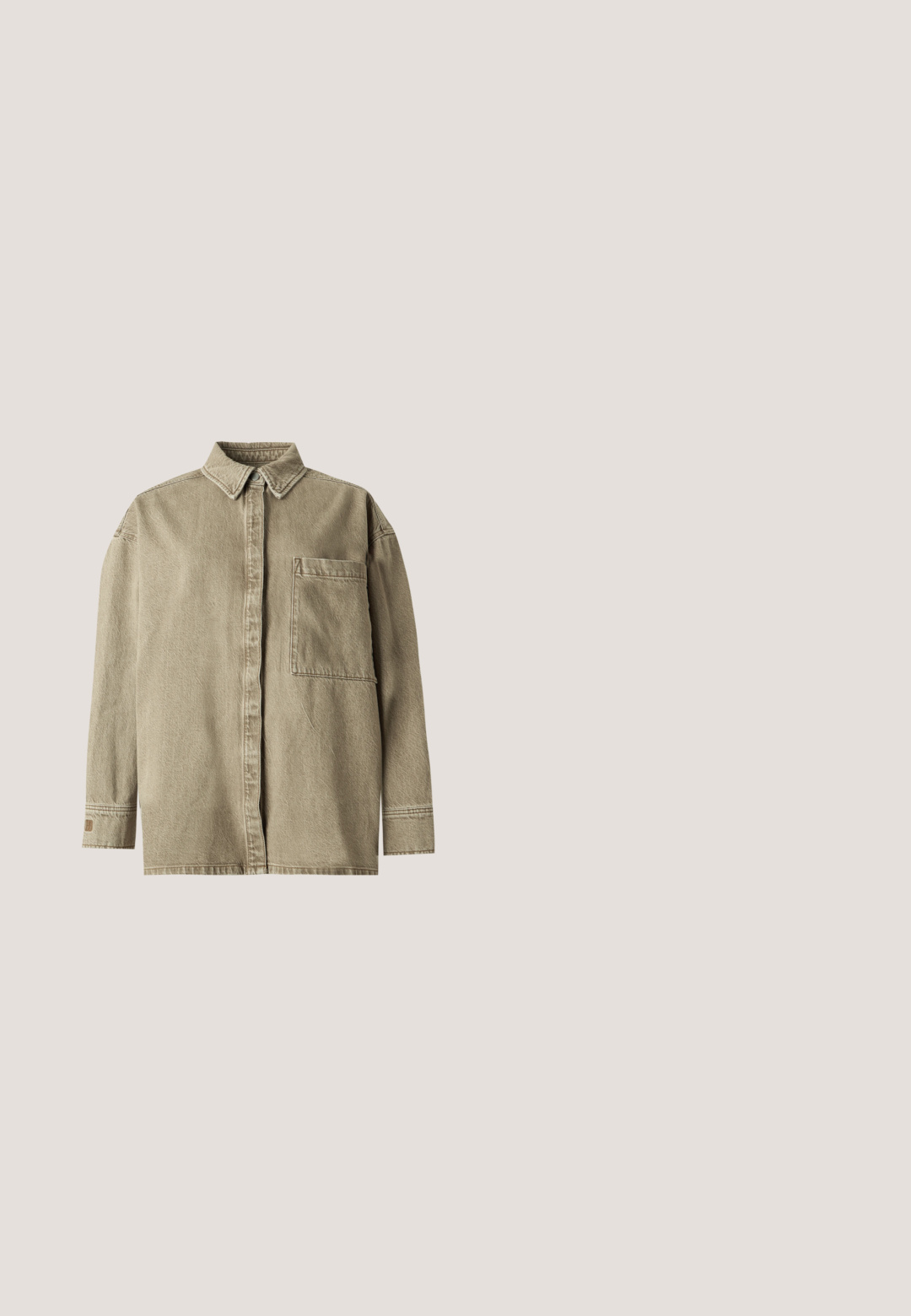 Chemise beige à manches longues avec boutons, col et une grande poche poitrine, présentée sur un fond blanc uni.; MAX&Co. Pullover - giallo/rosa; T-shirt à manches courtes en maille côtelée bleu marine avec encolure ronde et silhouette ajustée sur fond blanc.; Pantalon de survêtement gris clair fabriqué en tissu doux ; doté d'une taille avec cordon de serrage et d'une coupe évasée au niveau des jambes ; texture lisse sans motifs visibles.; Bottines en cuir de vache marron et crème à bout arrondi, à lacets, avec une semelle en caoutchouc de couleur claire. Surface texturée avec des motifs naturels.; Collier en métal doré avec un pendentif en forme de cœur au design clouté et de petits cristaux disposés sporadiquement le long de la chaîne.