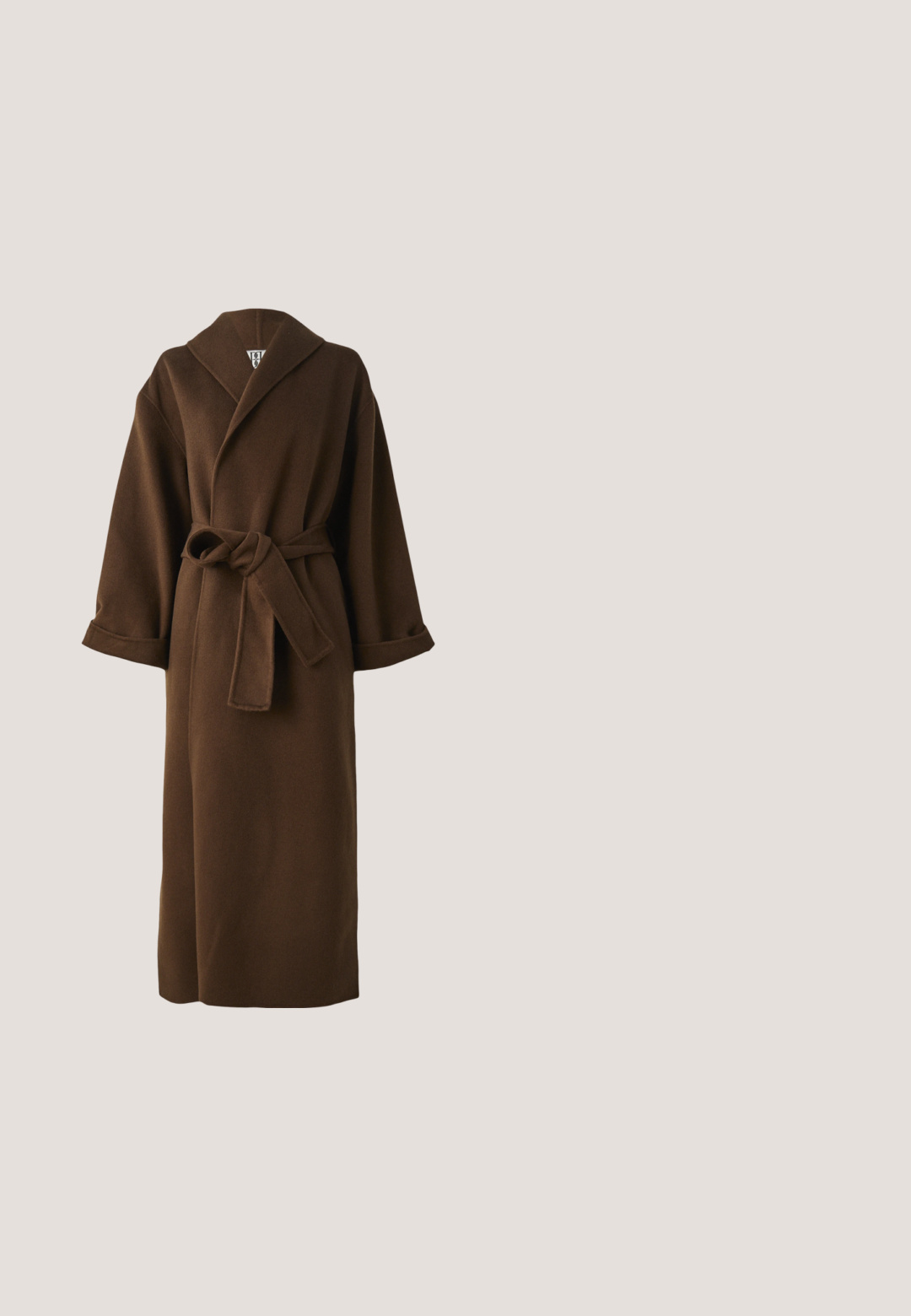 Brun, lang uldfrakke med sjalskrave, vide ærmer og en bundet bælte i taljen. Glat tekstur og minimal detaljering.; CLOSED ASYMMETRIC SHIRT - Skjortebluser - dark raisin red; Sorte vide benbukser med høj talje, der har en glat tekstur og subtile frontfolder, skræddersyet til en struktureret pasform.; Blank mørkebrun ankelstøvle med blokhæl, rund tå og glat læderfinish, vist i sideprofil på hvid baggrund.; Mørkebrun læder crossbody taske med guldfarvet hardware og justerbar rem, mærket "Coccinelle" på frontklappen.; To uregelmæssigt formede, teksturerede guldbøjler vist på en hvid baggrund.