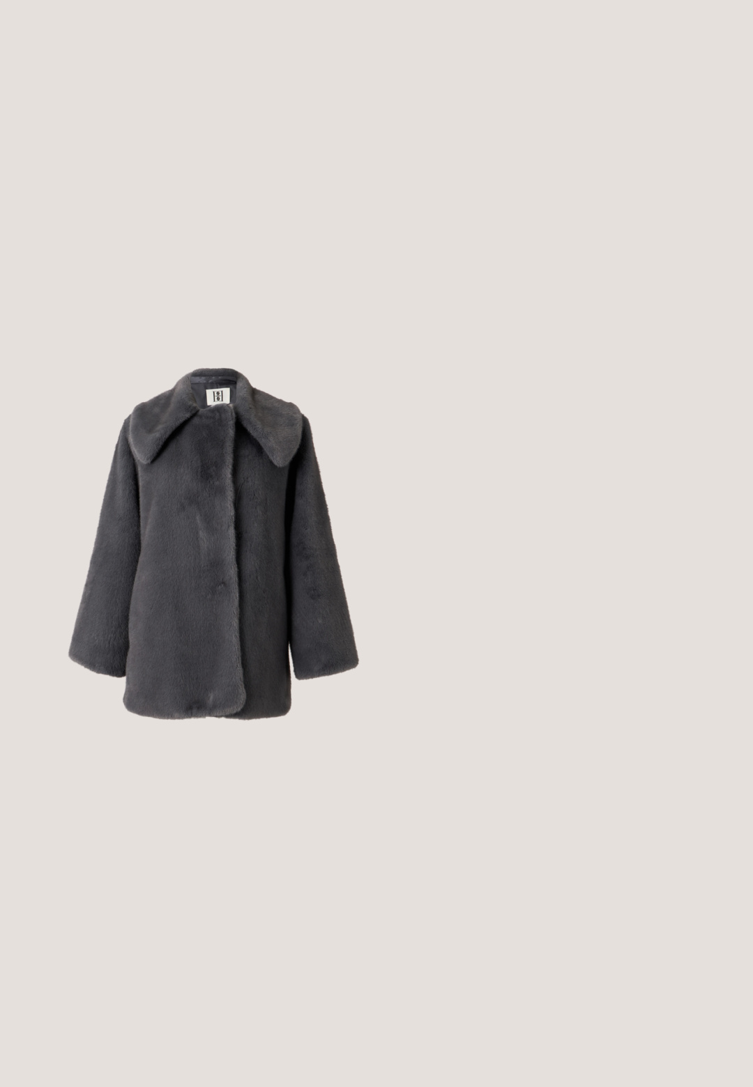 Dunkelgrauer, mittellanger Kunstpelzmantel mit breitem Kragen und langen Ärmeln, gezeigt vor einem schlichten hellen Hintergrund.; Schwarzblumenmuster-Kleid mit gestuftem Design, langen puffärmel, gerafftem Ausschnitt und lockerer Passform, gefertigt aus leichtem Stoff.; Schwarze kniehohe Lederstiefel mit glatter Textur, abgerundeter Spitze, minimalen Nähten und einem niedrigen Blockabsatz. Mit einer Zuglasche für einfaches Anziehen gestaltet.; Schwarze Sonnenbrille mit eckiger, übergroßer Cat-Eye-Form. Verfügt über dunkle Gläser und metallische Akzente an den Bügeln. Hergestellt aus mattem Kunststoff.; Schwarze Strickjacke, weißes Oberteil, Jeansrock mit blauem und schwarzem Diamantenmuster, schwarze Handtasche und beige Rutschsandalen.; Silberne, hornförmige Ohrringe, besetzt mit kleinen klaren Steinen, mit einem Steckverschluss zur Befestigung. Glatte Textur und metallisches Finish.