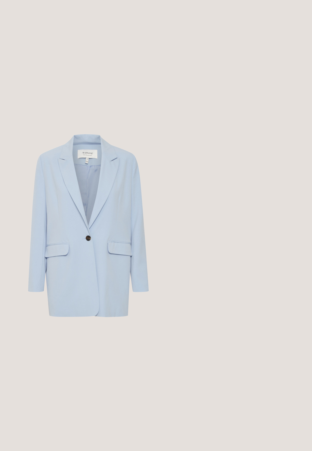 Lichtblauwe blazer van gladde stof, met een enkele knoopsluiting, twee voorzakken en een gekartelde ontwerp van de revers.; Lichtgroene kant camisole met een gegolfde V-halslijn en een bloemmotief, met een aansluitende corsage en een flared zoom.; Lichtblauwe tweed shorts met een gestructureerd patroon, hoge taille en een knoopsluiting aan de voorkant. Geen zichtbare zakken.; Witte hoge hakken sandaal met een gestructureerde afwerking, vierkante neus en slingback riem. Versierd met een grote bloemdetail in lichtblauwe tinten.; Witte rechthoekige handtas met mintgroene bloemrijke borduursel en franjes, met verstelbare witte schouderbanden.; Lichtblauwe stofkraag met witte stippen, ruches en een strik aan de voorkant, ontworpen als een decoratief neksieraad.