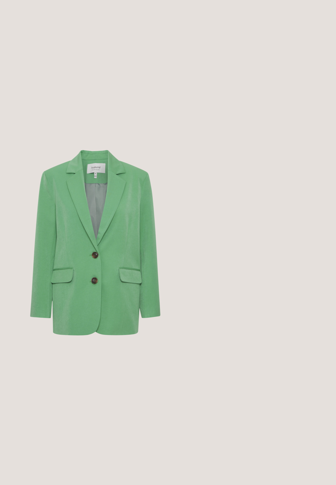 Grøn blazer med en glat tekstur, notch-lapper, to forlommer og brune knapper. Struktureret design med en skræddersyet pasform.; Grøn ærmeløs tanktop med rund halsudskæring og lige kant, der viser en lille hvid indermærke på højre skulder.; Grøn satin nederdel med elastisk taljebånd, midt-længde, glat tekstur og et enkelt, flydende design uden synlige mønstre eller accenter.; Grøn, lakeret højhælet sandal med firkantet tå, flere overlappende stropper og en klodset hæl med en sort accent ved bunden.; Vævet grøn læder tote taske med to hanke, parret med en matchende lynlåspung. Begge har en struktureret overflade med diamantmønster.; Grøn stof scrunchie med plisseret design, cirkulær form og justerbare bånd til sikker fastgørelse. Glat tekstur, let materiale.