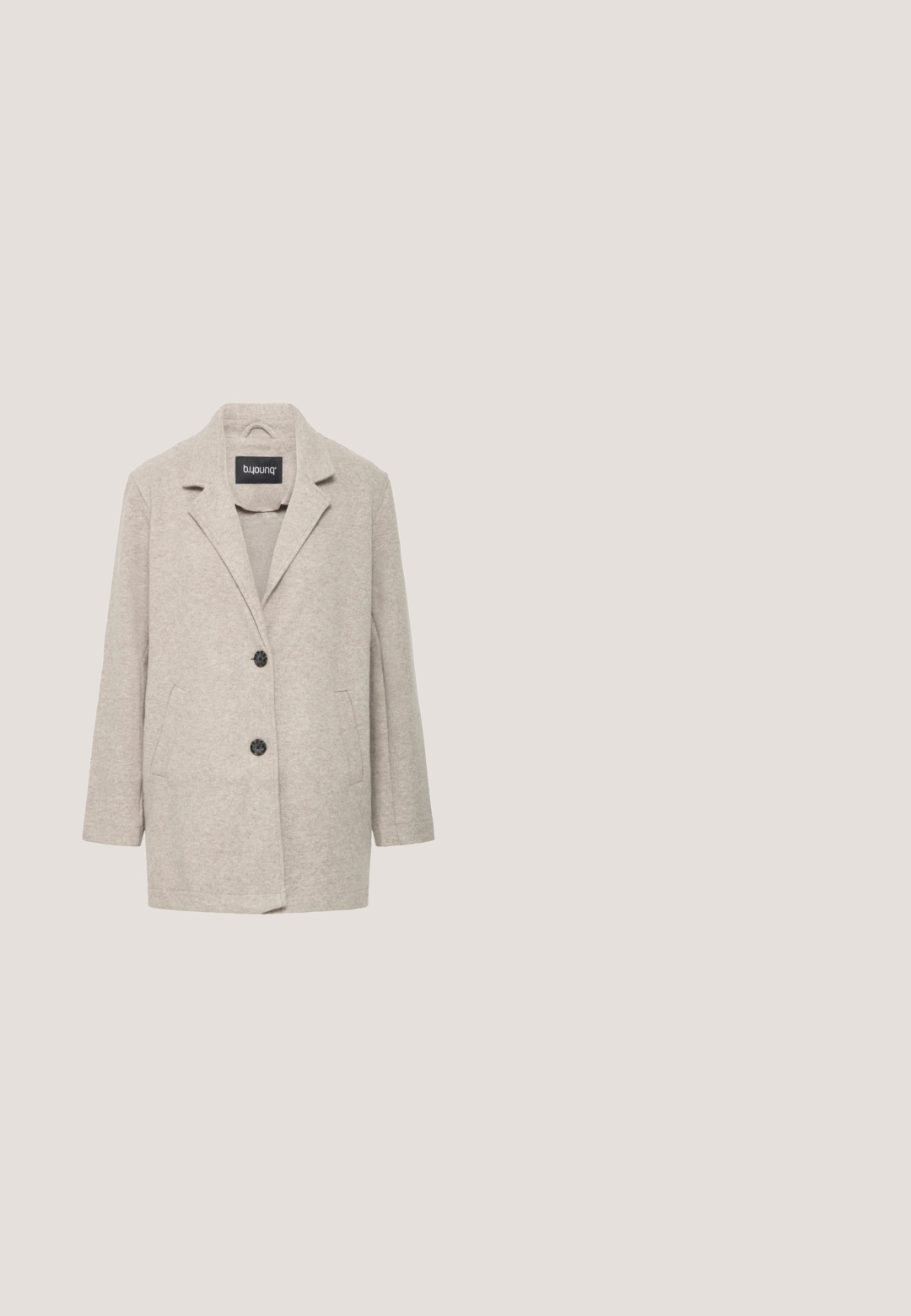 Abrigo de mezcla de lana beige con cuello de muesca, dos bolsillos laterales y un cierre delantero que presenta dos botones negros. Acabado suave y texturizado.; Suéter de mujer en color beige claro, hecho de una suave tela de punto, que presenta un cuello redondo y puños y dobladillo de canalé. Diseño clásico de corte recto.; Pantalones beige de tiro alto y pierna ancha con trabillas para cinturón, botón delantero y cierre de cremallera, exhibidos sobre un fondo blanco.; Zapatilla de gamuza beige con punta redondeada, detalles de costuras blancas, cordones planos y talón de color claro. Suela de goma ligera.; Bolso de cuero beige con solapa frontal con hebilla, dos bolsillos laterales con cremallera, correa de hombro desmontable y asa arqueada.; Pulsera de cadena de plata con cuentas redondas espaciadas uniformemente a lo largo de la longitud, con un cierre de langosta y una cadena ajustable con un charm en forma de etiqueta.