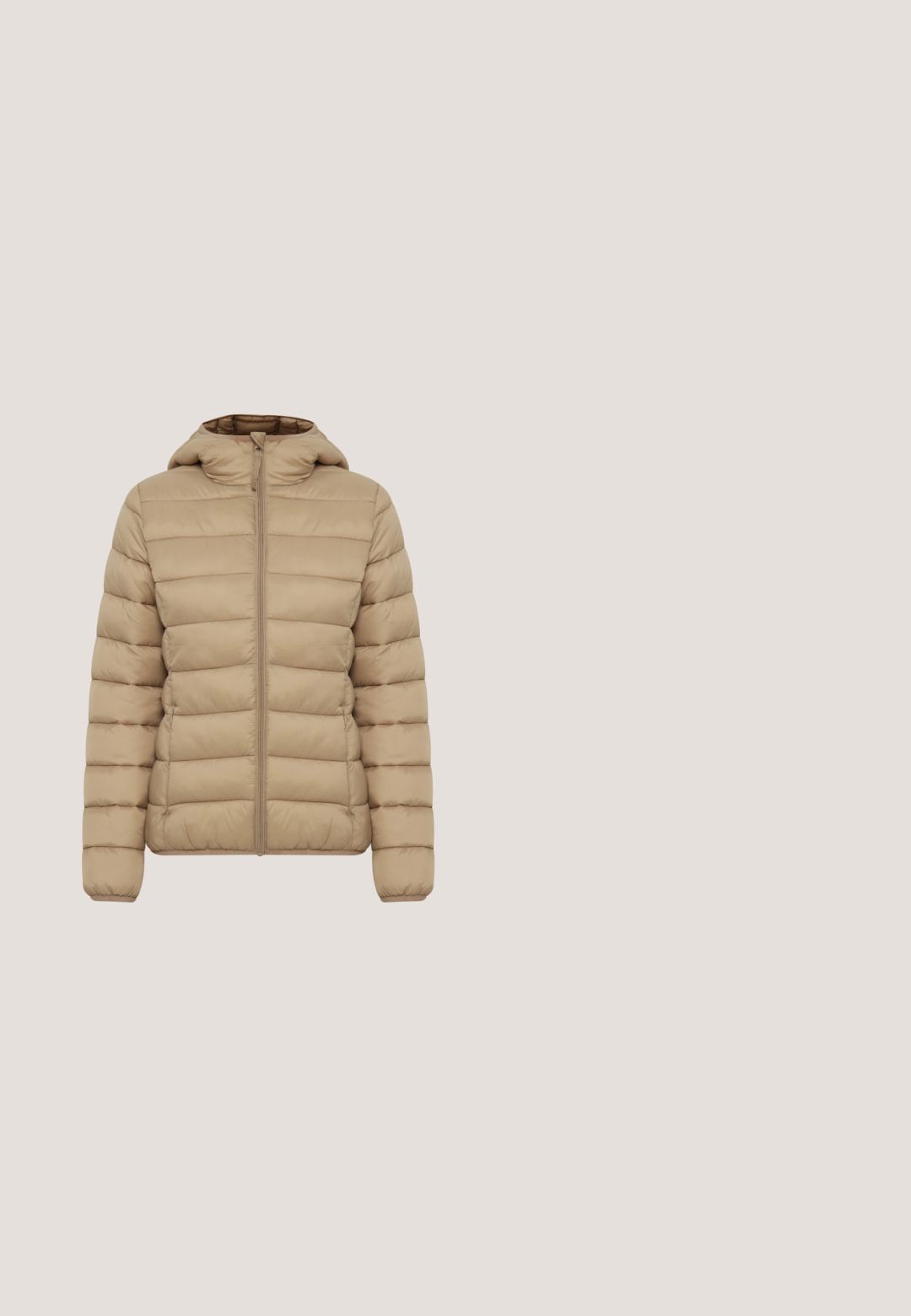 Beige Pufferjacke mit Kapuze, die über gesteppten Bereichen, einen Reißverschluss vorne und elastischen Bündchen verfügt. Glatte Textur mit einem leichten Design.; Dunkelgrauer langärmeliger Crewneck-Cropped-Sweatshirt mit gerippten Bündchen und Saum, auf einem weißen Hintergrund präsentiert.; Helle blaue weit geschnittene Jeans aus Denim, mit hoher Taille, fünf Taschen und einem sauberen Abschluss am Saum.; Dunkelgraue Wildleder-Ankle-Boots mit Blockabsatz und spitzer Zehenpartie, die an der oberen Kante an der Seite ein kleines Markenetikett aufweist.; Beige gepolsterte Schultertasche mit rundem oberen Griff und einem dezenten, geprägten Logo in der vorderen Mitte.; Ein Paar glänzender silberner Creolen mit einem dicken, runden Design und Post-Back-Verschlüssen auf einem weißen Hintergrund.
