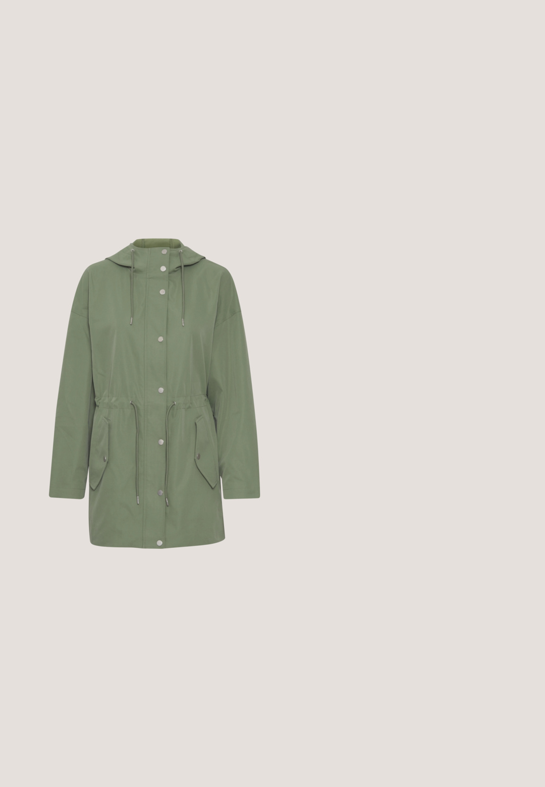 Groene hooded jas met een verstelbare taille met trekkoord, drukknoopsluiting en twee zijzakken. Gemaakt van een gladde, lichtgewicht stof met een casual fit.; Lichtgroene cardigan met lange mouwen, een ronde hals en een knoopsluiting aan de voorkant. Gemaakt van een zacht, licht gestructureerd gebreid materiaal.; Wit T-shirt met korte mouwen met een kleine zwarte hartgrafiek op de linkerborst en een ronde hals.; Lichtgroene, rechte spijkerbroek gemaakt van denim. Heeft voorzakken, een knoopsluiting en subtiele stiksels. Minimalistisch ontwerp, geen patronen.; Lichtbeige sneakers met muntgroene accenten, suède materiaal, ronde neus, vetersluiting en een witte rubberen zool met een metallic detail.; Olivengroene rechthoekige crossbodytas met verstelbare riem en ritssluiting aan de bovenkant, voorzien van een klein metalen merkembleem aan de voorkant.