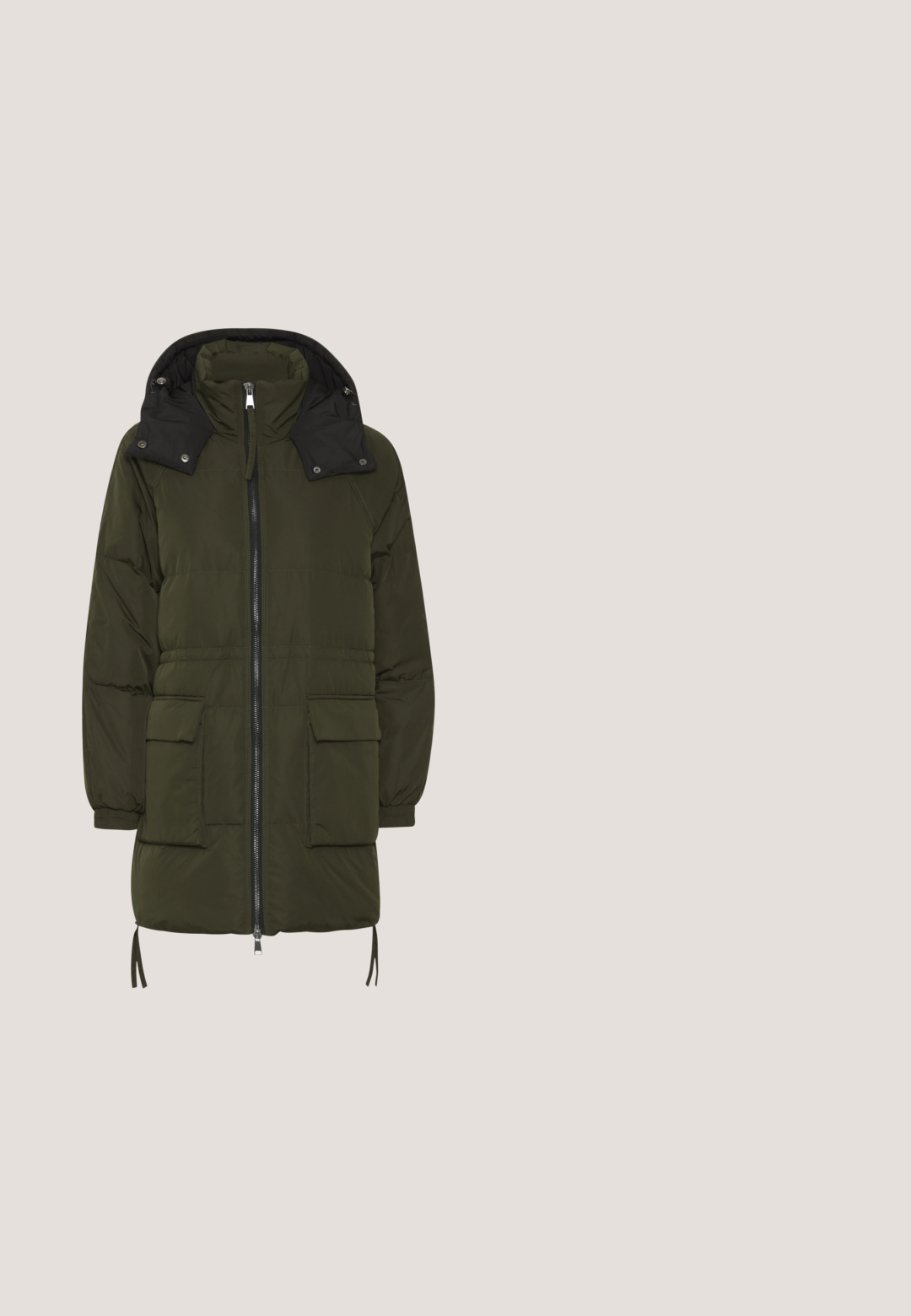 Parka matelassé vert olive avec une capuche noire. Comprend une fermeture éclair sur le devant, deux poches avant et des cordons de serrage réglables à l'ourlet.; Sweatshirt vert olive en tissu doux. Il présente un col rond, des épaules tombantes et une taille crop avec des poignets côtelés.; T-shirt à manches courtes rayé noir et blanc avec un col rond, fabriqué en tissu de coton côtelé. Présente des rayures horizontales régulièrement espacées.; Pantalons de survêtement verts en tissu doux. Taille élastique et poignets. Design à jambe droite sans motifs ni matériel visible.; Baskets avec un dessus en cuir blanc, accents métalliques verts, panneaux en suédine beige, détails texturés gris et une semelle en caoutchouc blanc.; Sac fourre-tout vert olive fabriqué en tissu durable, de forme rectangulaire, avec une poche rabat à l'avant et une bandoulière réglable.