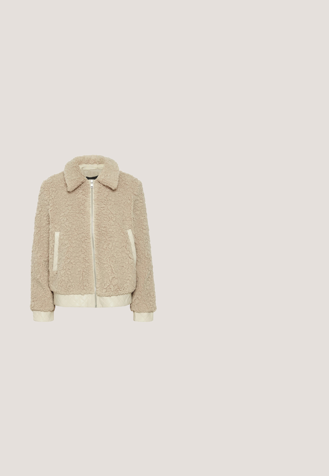 Beige fleecejakke med en struktureret overflade, en krave, frontlynlås og quiltede flødefarvede detaljer på lommene og kanten.; Lys beige langærmet sweater, strikket tekstur, rund halsudskæring, ribbede manchetter og sideslids for nem bevægelse.; Beige bukser med vide ben, elastisk talje, snor, forstykker og lille "Karl Lagerfeld Jeans" logo på højre hofte.; Hvide slingback hæle med spids tå, glat overmateriale, lav blokhæl og sideudskæringsdesign med justerbar spænderem.; Beige mønstret tote taske med to skulderremme, tre guldtonede nitter og et trekantet logo. Inkluderer et lille mærke, der er fastgjort.; Guldtonede hoop øreringe med en glat finish, en struktureret rektangel og graveret brandnavn. To stilarter: stud og åben hoop.