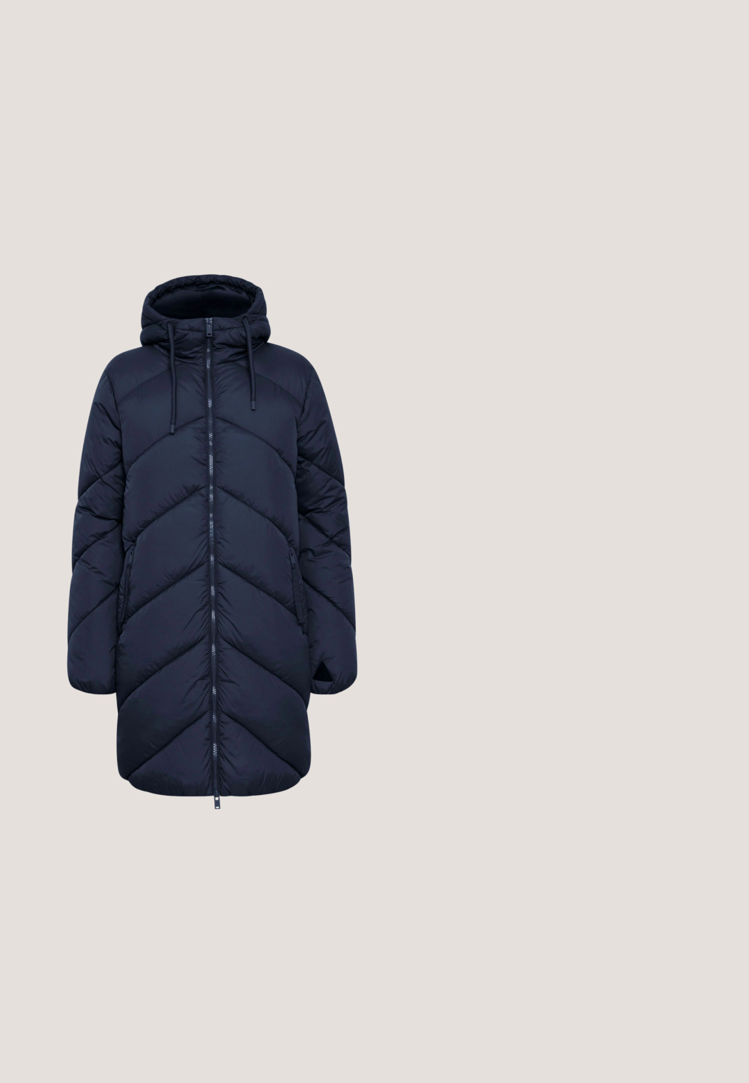 Gevoerde navy jas met een capuchon, een rits aan de voorkant en een chevron-quiltpatroon met twee zijzakken. Glad, lichtgewicht materiaal.; Marineblauw en crème gestreepte trui met lange mouwen, ronde halslijn en textuur gebreide patroon. Bevat horizontale strepen en een geribde zoom.; Donkerblauw denim shirt met een kraag, lange mouwen, dubbele borstzakken en contrasterende stiksels.; Marineblauwe, loszittende korte broek met elastische tailleband en brede pijpen, geschikt voor casual of loungekleding.; Navyblauwe suède platformsneaker met dikke witte zool en witte veters, zijaanzicht op witte achtergrond.; Donkerblauwe lederen schoudertas met afneembare schouderriem, zilverkleurige hardware en minimalistische stikdetails.