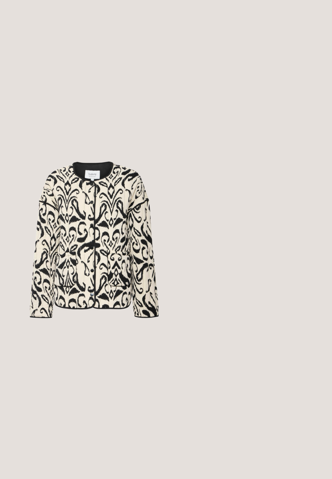 Veste à motifs noir et crème avec un col rond, des boutons sur le devant, deux poches et des bords noirs. Présente un design abstrait.; Chemise à manches courtes rayée noire avec des rayures horizontales dorées, texture côtelée et col rond. Design simple sans accents supplémentaires.; Jupe longueur genou en tissu crème avec des motifs de cœurs noirs. Présente un design ajusté et une fermeture éclair à l'arrière. Texture lisse sur l'ensemble.; Bottine en cuir noir avec un bout pointu et un talon bloc haut. Texture lisse avec une silhouette élégante et un design de base solide.; Sac à main en cuir noir avec une forme courbée, présentant un logo doré, une fermeture éclair et une longue bandoulière tressée.; Quatre paires de boucles d'oreilles créoles épaisses dorées, en deux tailles différentes, présentées sur un fond blanc.