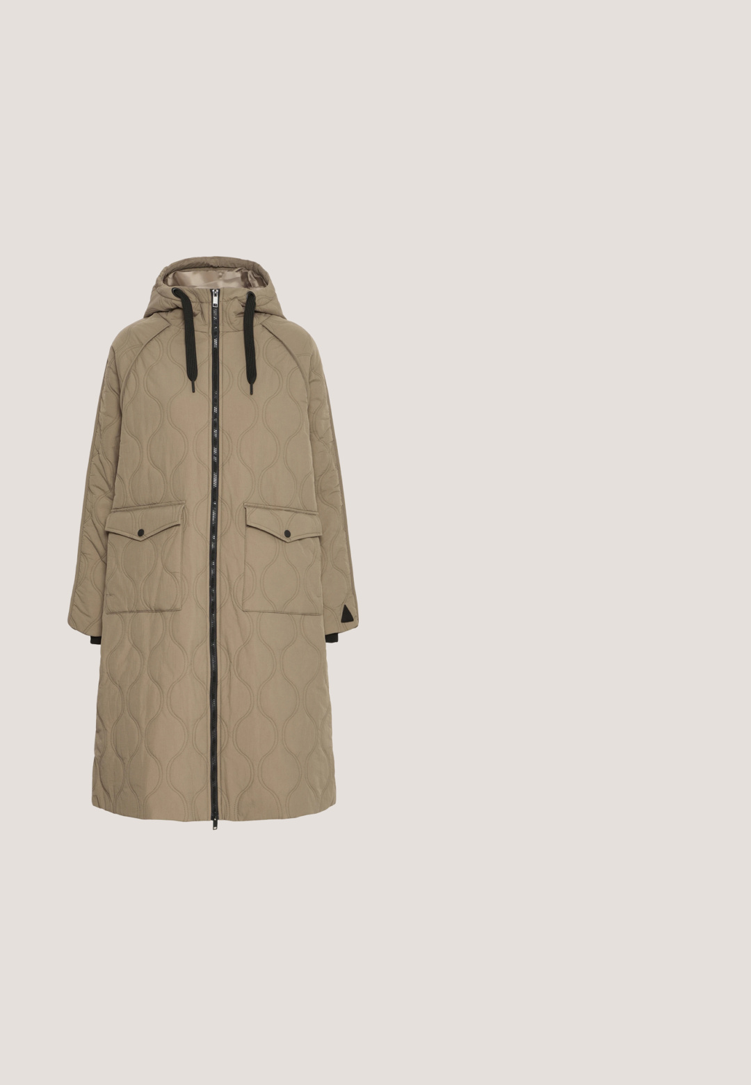 Beige gewatteerde jas met capuchon, voorzien van een rits aan de voorkant, zwarte trekkoorden en twee voorzakken. Textuur met golfpatroon en een relaxte pasvorm.; Wit T-shirt met zes katten in verschillende houdingen en bijschriften zoals "Wek me", "Mode-icoon" en "Dit is mijn superheld-landing."; Brede broekspijpen in donkergroene stof, met een comfortabele elastische tailleband en een gladde textuur, zonder zichtbare sluitingen of zakken.; Bruine mesh sportschoen met beige dikke zool en zwarte profiel, gedetailleerde zijstrepen en veters, gezien vanaf de buitenkant.; Kleine olijfgroene leren crossbodytas met ritsdetail aan de voorkant, verstelbare band en goudkleurige accenten op een witte achtergrond.; Goudkleurige hanger in druppelvorm met bijpassende goudkleurige druppelvormige oorringen op een witte achtergrond.