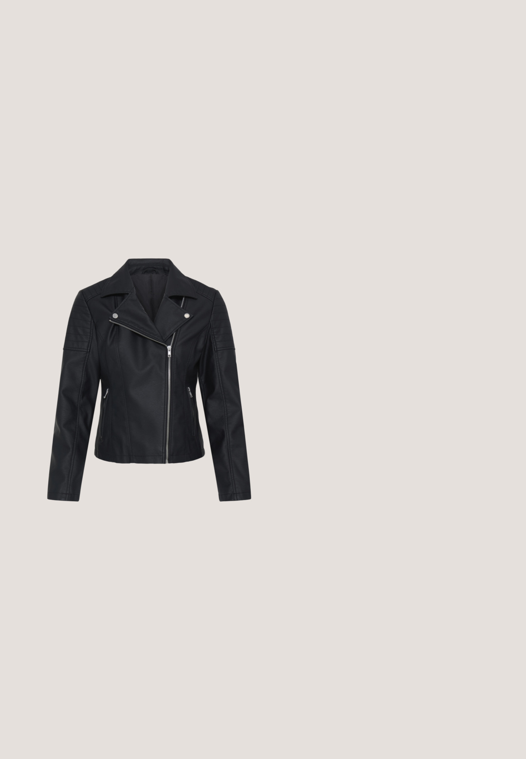 Zwarte nep leren bikerjas met asymmetrieke zilveren rits, brede revers, doorgestikte schouderdetails en met rits afsluitbare zijzakken.; Zwarte kortermige blouse met een gerimpelde halslijn en strikdetail. Heeft een gestructureerd stippenpatroon en een geplooid voorkantontwerp. Zachte stof.; Grijze denim jeans met een hoge taille, vijf-knopengulp en twee voorkruizen. De stof heeft een gewassen, gestructureerde uitstraling.; Zwarte sneaker met een gestructureerde bovenkant van suède en glad leer, contrasterende witte rubberen zool en subtiele zijaccenten.; Zwarte leren schoudertas met een gladde textuur, rechthoekige vorm, gebogen bovenkant, verstelbare schouderband en reliëflogo detail.; Zilverkleurige armband met een flexibele, in elkaar grijpende design, uitgerust met een karabijnhaak en een verstelbare ketting voor maat aanpassing.