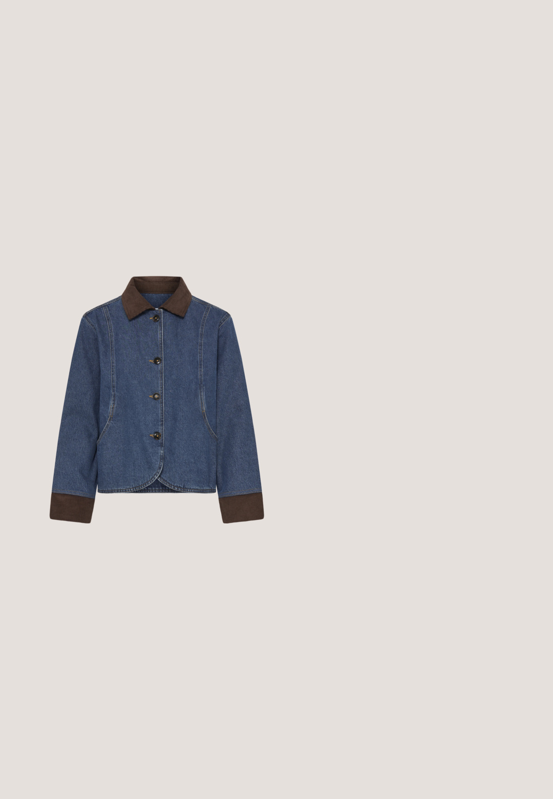 Blå denimjakke med brun kordfløjlskrage og manchetter, knaplukning foran og sidelommer, vist mod hvid baggrund.; Hvid cardigan med marineblå hjerte- og vandrette striber. Har rund hals, lange ærmer og knaplukning foran.; Lyseblå kortærmet striktop med skiftevis smalle og brede, vandrette turkise striber hen over krop og ærmer.; Blå denim jeans med høj talje, frontlukning med knap og lynlås, og let udvidede ben.; Blå ruskind atletiksko med hvide striber, beige hælflap og gummisål i naturfarve, set fra siden på hvid baggrund.; Blå vævet lædertaske med et rundt håndtag, der har en tekstureret overflade og en sikker lukning øverst. Kompakt og struktureret design.