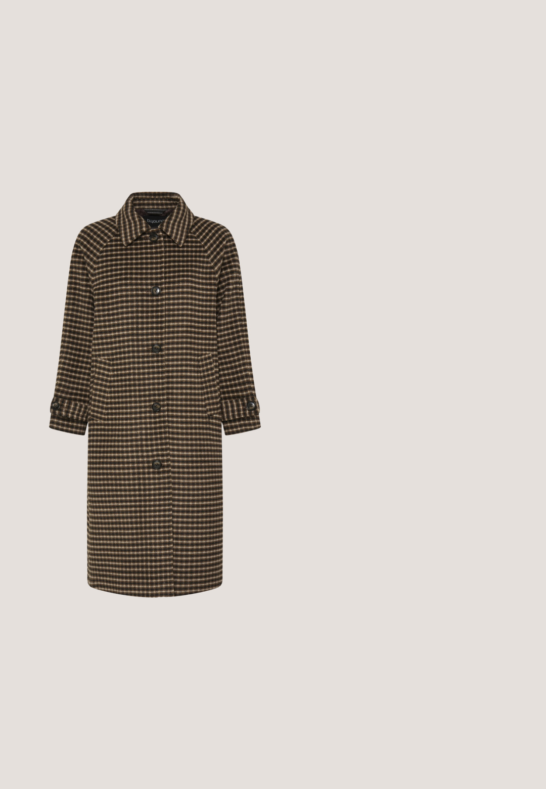Brun og beige ternet uldjakke med knaplukning, to frontlommer, lange ærmer og en klassisk krave.; Hvid kabelstrikket sweater med høj hals, lange ærmer og struktureret mønster. Stoffet ser blødt og let strækbart ud.; Bredbenede bukser i rustfarvet stof med en skræddersyet design, frontfolder og en mellemhøj talje. Glat tekstur med klare linjer.; Mørkebrun ruskind og læder ankelstøvle med spids tå, mellemhøj stakket hæl og dekorativ sidebukkebånd.; Brun læderhåndtaske med rektangulær form, guldfarvede nittede accenter langs kanterne og en aftagelig rem for alsidighed.; Guldtonede hoop øreringe med et organisk, struktureret design. Har en unik, skulpturel form med en poleret overflade og sikker postlukning.