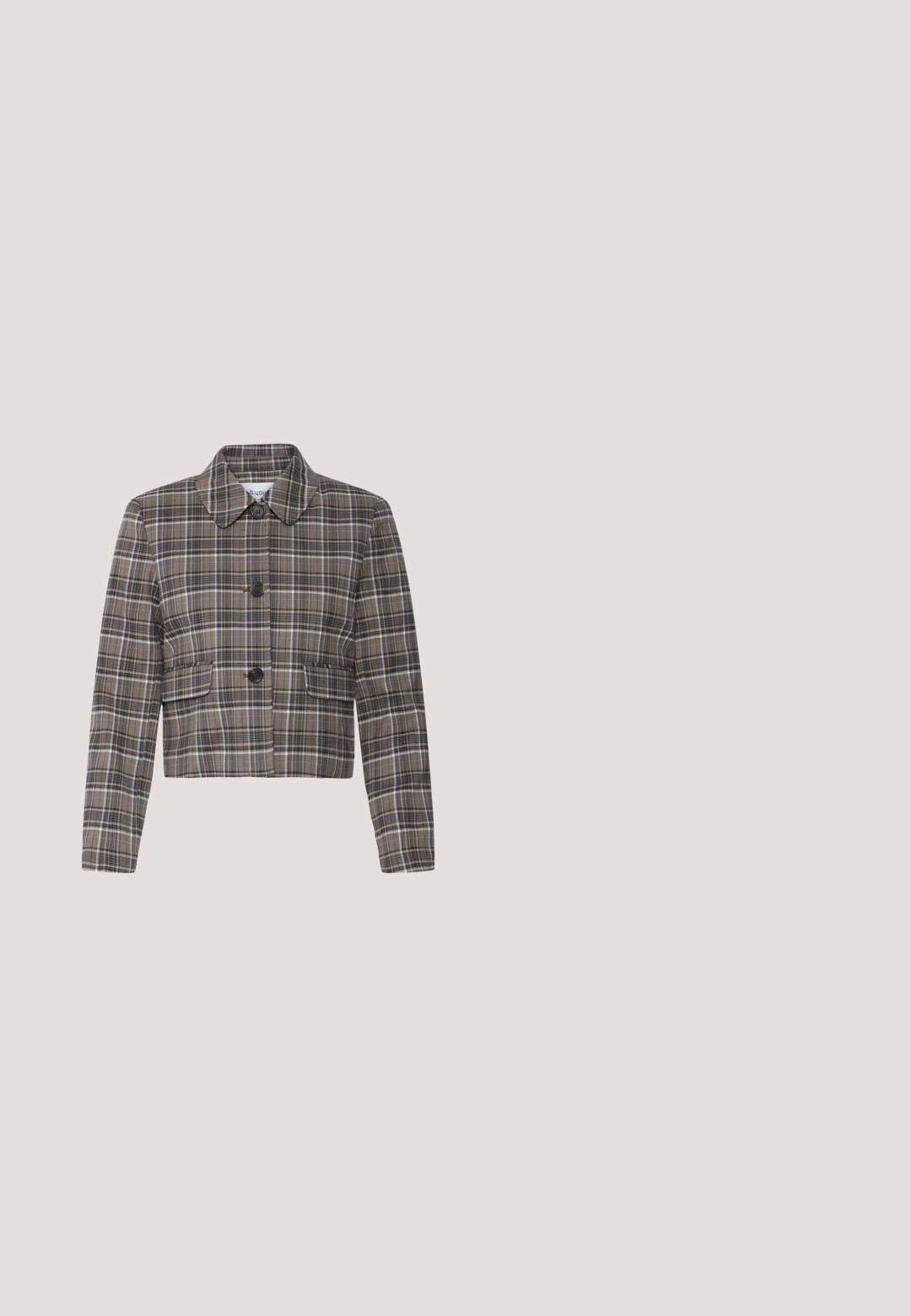 Veste courte à carreaux marron et gris avec manches longues, col, deux grands boutons sur le devant et deux poches à rabat, présentée sur fond blanc.; Pull à manches courtes en maille côtelée couleur crème, col montant avec silhouette ajustée, présenté sur un fond clair uni.; Jeans larges bleu clair à taille haute, fabriqués en denim. Ils possèdent un design classique à cinq poches et des accessoires en métal.; Escarpin en cuir marron foncé à bout pointu avec petit talon incurvé sur fond blanc.; Sac à main marron plissé avec un sommet arrondi, une base plate et une poignée courte. Fabriqué en matière lisse avec un détail de marque subtil.; Paire de boucles d'oreilles créoles en bouclettes dorées brillantes sur fond blanc uni, présentant un design torsadé entrelacé.
