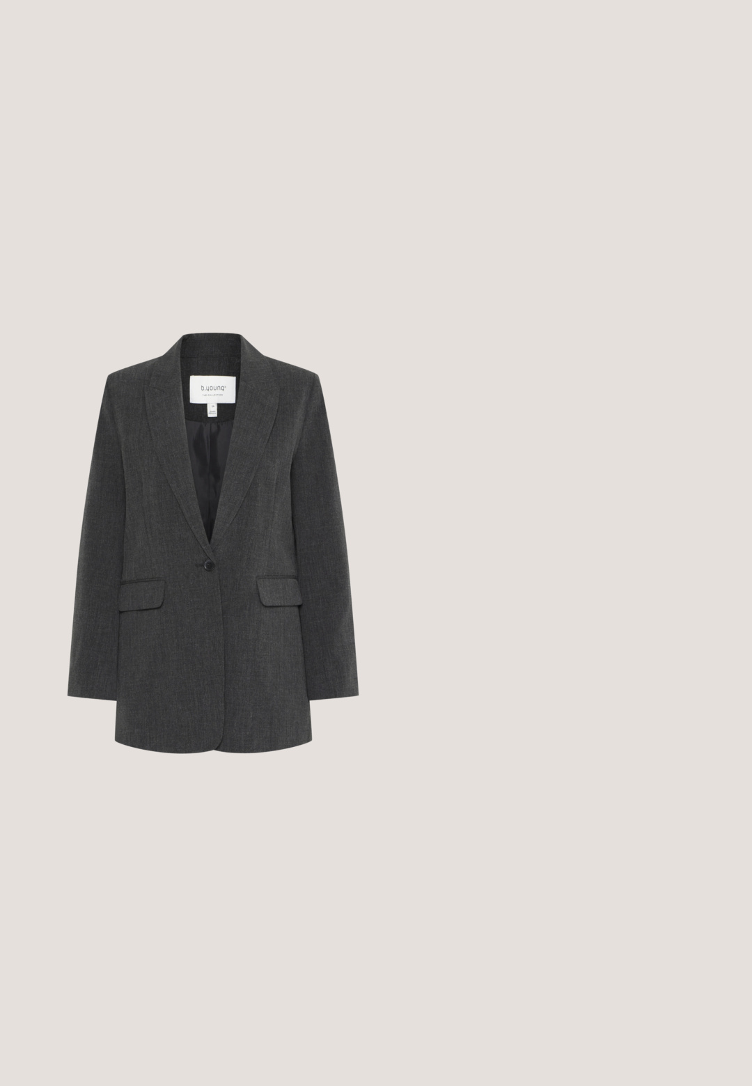 Blazer gris oscuro de un solo botón con solapas con muesca, bolsillos delanteros con solapa y forro interior negro.; Camiseta sin mangas gris oscuro de punto acanalado con cuello redondo y silueta ajustada, talla pequeña.; Pantalones grises de corte entallado con frente plano, diseño de pierna recta, textura suave y sin patrones ni adornos visibles. Ajuste de cintura alta.; Zapato slingback de ante gris con tacón alto, punta puntiaguda y tacón delgado de altura media sobre un fondo blanco.; Bolso rectangular negro con textura de cocodrilo, dos correas largas y un pequeño cierre dorado en la parte superior.; Anillo de plata de ley con un acabado liso y pulido. Forma circular y ancho uniforme, con una superficie brillante y reflectante.