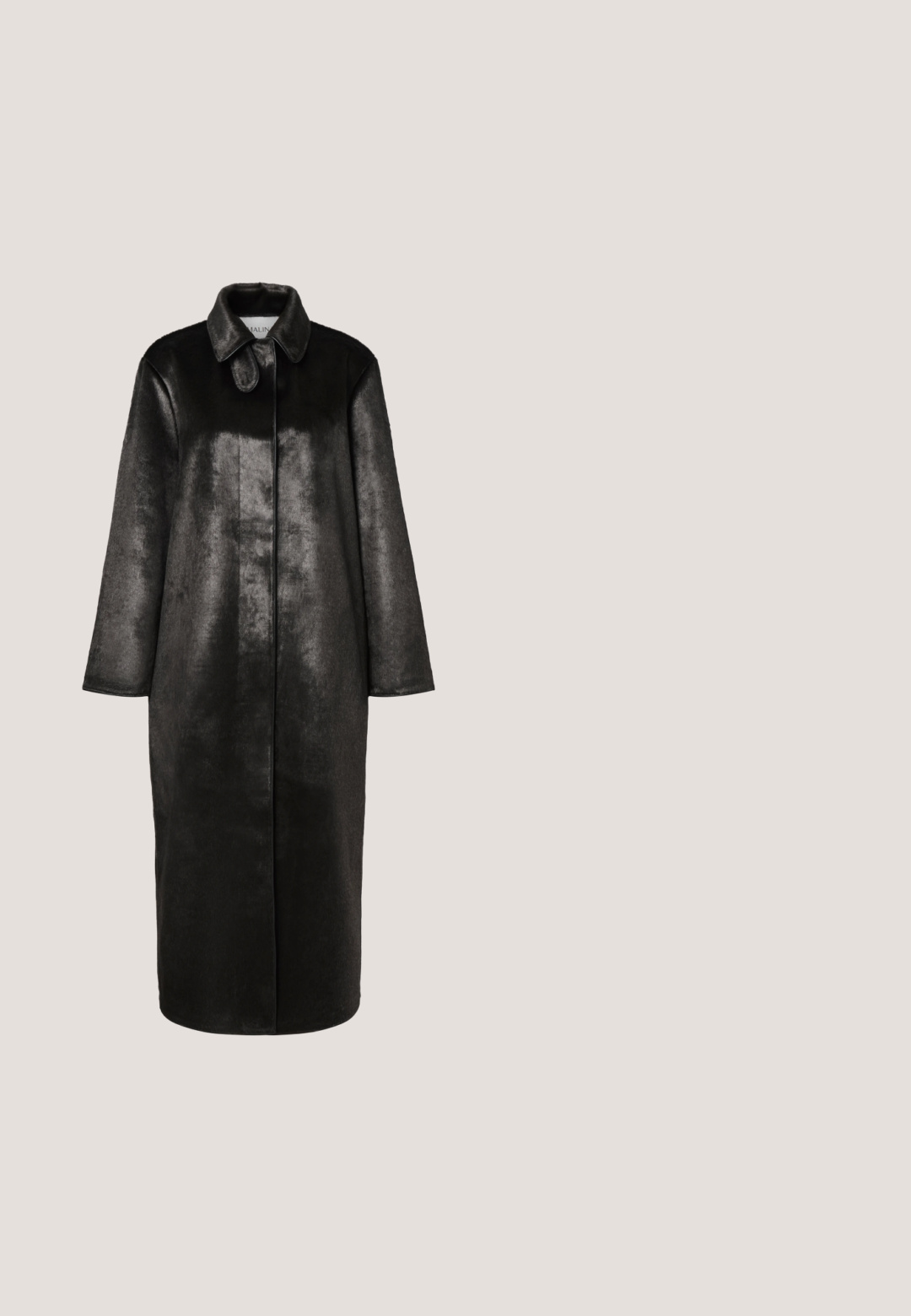 Lange zwarte jas van kunstleer met een spitse kraag en mouwen van volledige lengte, afgebeeld op een effen witte achtergrond.; Zwarte kanten bodysuit met lange mouwen, een hoge kraag en knoopdetails aan de voorkant, met een effen zwarte onderkant.; Zwarte rok tot op de vloer met een gladde textuur, brede tailleband en geplooid ontwerp, zonder zichtbare patronen of versieringen.; Hoge zwarte leren veterlaars met dikke zool en ronde neus, ontworpen voor zowel stijl als duurzaamheid.; Keramische vogelfiguur met een blauw en wit verenpatroon, een gouden basis en gedetailleerde vleugels. Heeft een ronde lijf en kleine voetjes.; Zwarte leren riem met een grote ronde zilveren gesp met gegraveerde bloemmotieven en kleine gouden accenten.
