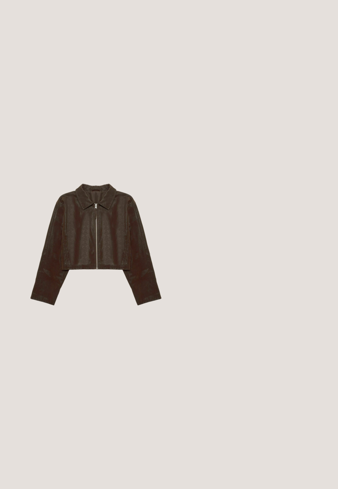 Veste courte marron foncé avec une fermeture éclair devant, des manches longues et un col pointu, présentée sur fond blanc.; Cardigan zippé en maille brun foncé avec poignets, ourlet et col côtelés, présenté à plat sur un fond blanc.; Sweat-shirt marron à manches courtes avec un col rond, des manches raglan et un ourlet droit. Texture lisse et détails de couture.; Pantalon marron à jambes larges en tissu lisse, doté d'une taille élastique confortable et de détails ajustés à la taille et aux poches.; Chausson en daim marron à enfiler avec semelle en caoutchouc épaisse, dos bas et détails brodés, présenté sur fond gris clair.; Sac de sport rectangulaire marron avec deux poignées et une fermeture éclair bleu clair sur le côté, sur fond blanc.