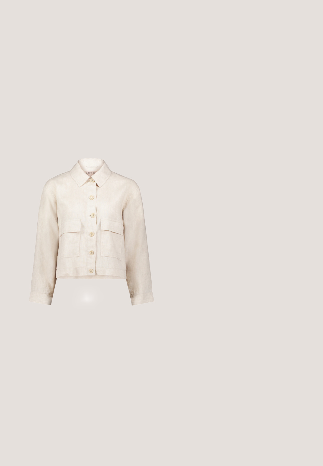 Hellbeige Leinen-Croppshirt mit Kragen, sechs vorderen Knöpfen und zwei Brusttaschen. Lange Ärmel mit knöpfbaren Manschetten.; Kurzärmelige Bluse mit großem beigen und braunen Blumenmuster auf schwarzem Hintergrund und dekorativem Verschluss nahe am Ausschnitt.; Beige Jogginghosen aus weichem Stoff mit elastischem Bund, Kordelzugverschluss und zwei Fronttaschen. Umschlagmanschetten an den Knöcheln.; Slingback-Pumps aus weichem beigem Wildleder, mit spitzer Zehenform, schlankem Absatz und verstellbarem Knöchelriemen mit einer runden Schnalle.; Weiche, beige Lederhandtasche mit geflochtenem Griff und goldenen Beschlägen. Sie verfügt über ein lässiges Design und eine glatte Textur mit einer mittleren Naht.; Goldene Halskette mit pinken, grünen und weißen Perlen, zwei kleinen goldenen Blumenanhängern und einem mit Juwelen besetzten Libellen-Anhänger.