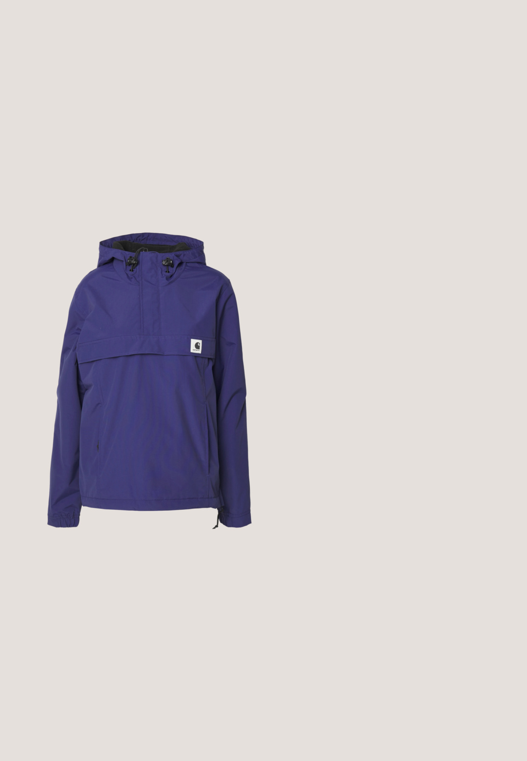 Chaqueta morada con capucha y diseño de media cremallera, bolsillo frontal y puños elásticos. Fabricada con material ligero y resistente al agua.; Camiseta de algodón blanca con cuello redondo, mangas cortas y un corte relajado. Presenta un logo sutil en el área del pecho izquierdo. Textura suave.; Pantalones de pierna ancha beige, confeccionados en una mezcla de algodón, con cierre de botón, trabillas para cinturón y bolsillos delanteros.; Zapatillas de cuero blanco con acentos en azul claro, puntera de ante gris y suela de goma marrón. Presentan tres rayas azules y la marca "Samba".; Gafas de sol negras rectangulares con lentes oscuros y montura gruesa mate. Las varillas son ligeramente cónicas con una textura suave.; Pendientes de aro de plata con un acabado suave y brillante. Forma circular, con un cierre seguro. Diseño sencillo y elegante.