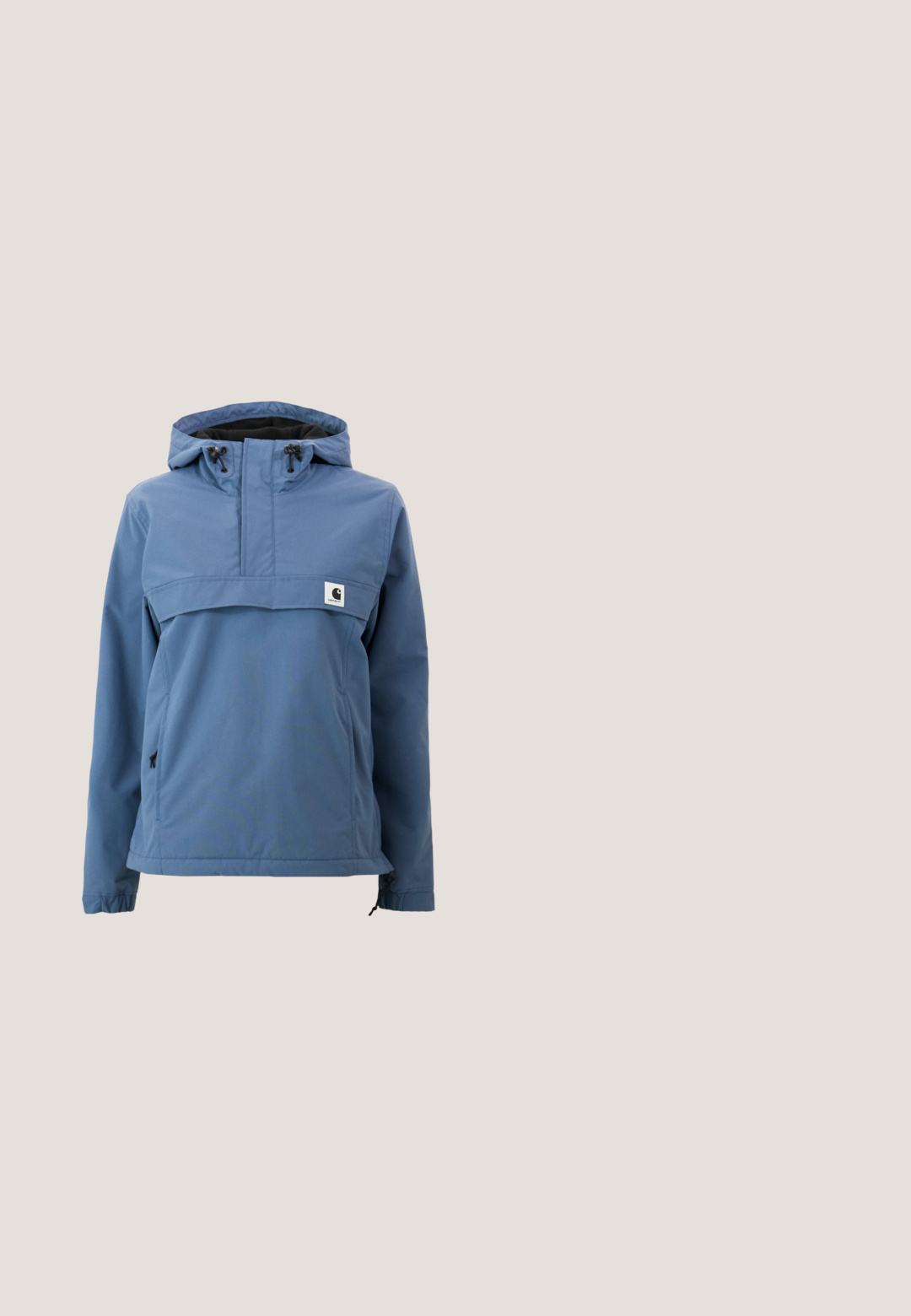 Chaqueta impermeable azul con diseño de media cremallera, capucha ajustable, puños elásticos y bolsillos laterales, fabricada con un tejido suave y duradero.; Camiseta de algodón de manga corta color azul claro con bolsillo en el pecho que presenta un pequeño parche del logotipo en blanco y negro de Carhartt.; Pantalones de pierna ancha beige hechos de algodón, con cierre de botón y lazadas para cinturón, con una textura suave y un acabado limpio.; Zapatilla de running Nike negra y plateada con parte superior de malla, suela con cojín de aire y cordones, vista lateral sobre un fondo blanco.; Bolso de mano de imitación cuero plateado con forma curva, correa corta ajustable y textura suave, que presenta un detalle de costura minimalista.; Los pendientes de aro de plata presentan un diseño suave y redondeado con un perfil delgado y un cierre seguro. Estilo minimalista con un acabado pulido.