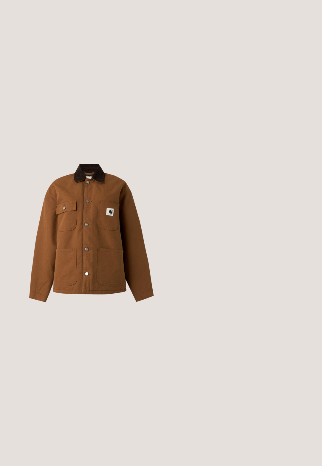 Bruine jack met knopen, donkere kraag, vier voorzakken en een Carhartt-logo op de rechterbovenborstzak.; Beige henleyshirt met lange mouwen en wafelstructuur, ronde hals en knoopsluiting met vijf knopen, plat weergegeven tegen een witte achtergrond.; Olijfgroene wijde broek met patch zakken aan de voorkant, knoopsluiting en riemlussen, plat weergegeven op een witte achtergrond.; Bruine leren enkelboot met een gestructureerd oppervlak, zilveren ogen en gele stiksels. Voorzien van een stevige doorzichtige zool en een trekband.; Camouflage rugzak met gestructureerde stof, meerdere ritsvakken, beige bandjes en metalen accenten. Verstelbare, gewatteerde schouderriemen.; Olijfgroene geweven nylon riem met een zilveren metalen gesp. De gesp heeft een reliëflogo en drie horizontale lijnen, wat een robuust ontwerp biedt.