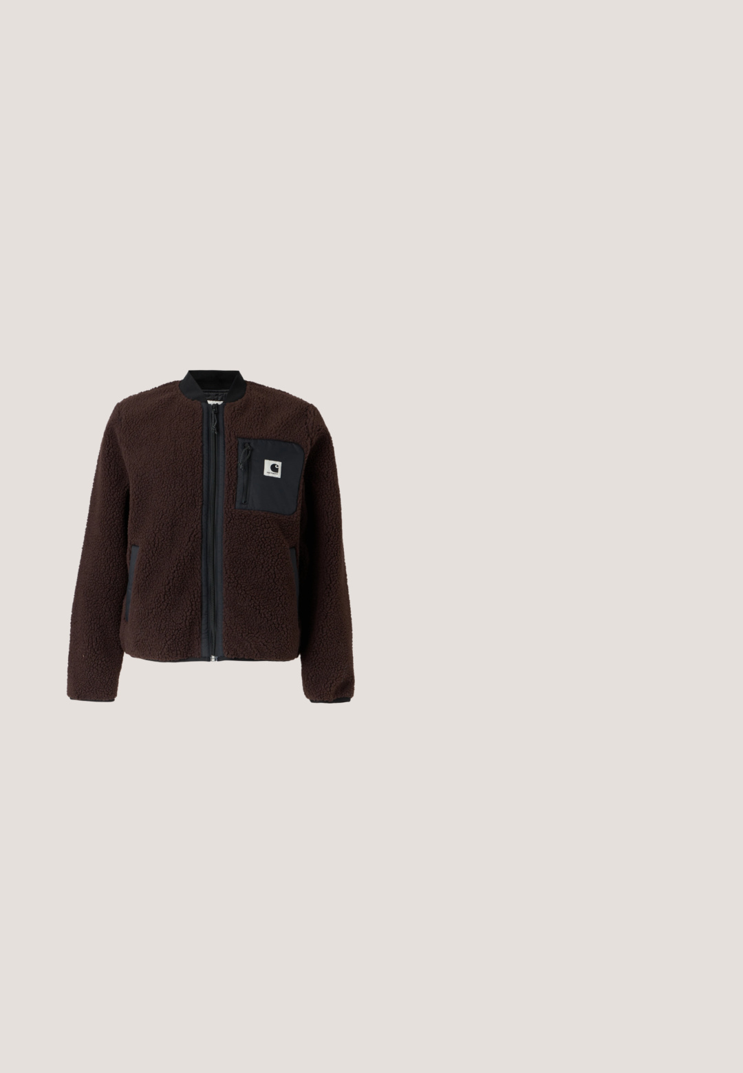 Veste polaire marron avec fermeture éclair noire et poche poitrine zippée noire ornée d'un patch logo Carhartt blanc.; Sweatshirt gris clair avec un col rond, des poignets et un ourlet côtelés. Présente le logo "carhartt." imprimé en gris foncé sur le devant.; T-shirt à manches longues gris en coton, avec un col rond et des poignets élastiques, arborant un petit logo carré sur la poitrine.; Pantalons larges noirs en tissu doux, avec une fermeture à bouton à l'avant, des lignes épurées et un design minimaliste sans motifs.; Baskets vertes avec un mélange de daim texturé et de tissu lisse, présentant des accents blancs, des lacets roses et une semelle en caoutchouc marron.; Sac cabas noir rembourré avec deux poignées rembourrées, forme rectangulaire et texture matelassée douce sur fond blanc uni.