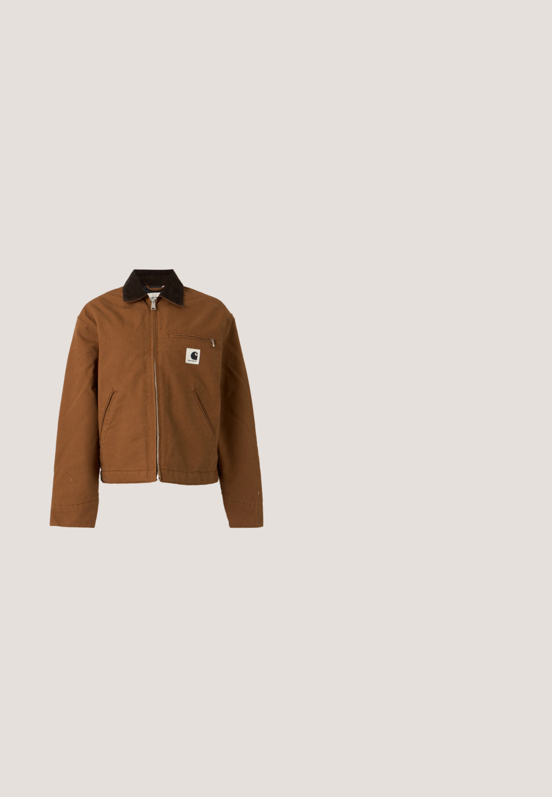 Bruine jas met rits, donkere kraag, twee schuine voorzakken en een klein borstzakje met rits en Carhartt-logopatch.; Rode crewneck trui met lange mouwen en geribbelde manchetten, voorzien van een klein geel-zwart Carhartt-logo op de linkerborst.; Witte katoenen t-shirt met een relaxte pasvorm, korte mouwen en een klein geborduurd logo op de linkerborst.; Olijfgroene broek met rechte pijpen, riemlussen, knoopsluiting aan de voorkant en zijzakken, afgebeeld op een witte achtergrond.; Bruine suède enkellaars met zwarte gewatteerde kraag, gouden oogjes, vetersluiting aan de voorkant en een rubberen zool met een gestructureerd patroon.; Lichtblauwe denim boodschappentas met dubbele handvatten en voorvak met oranje stiksels en een klein rood stoffen label.