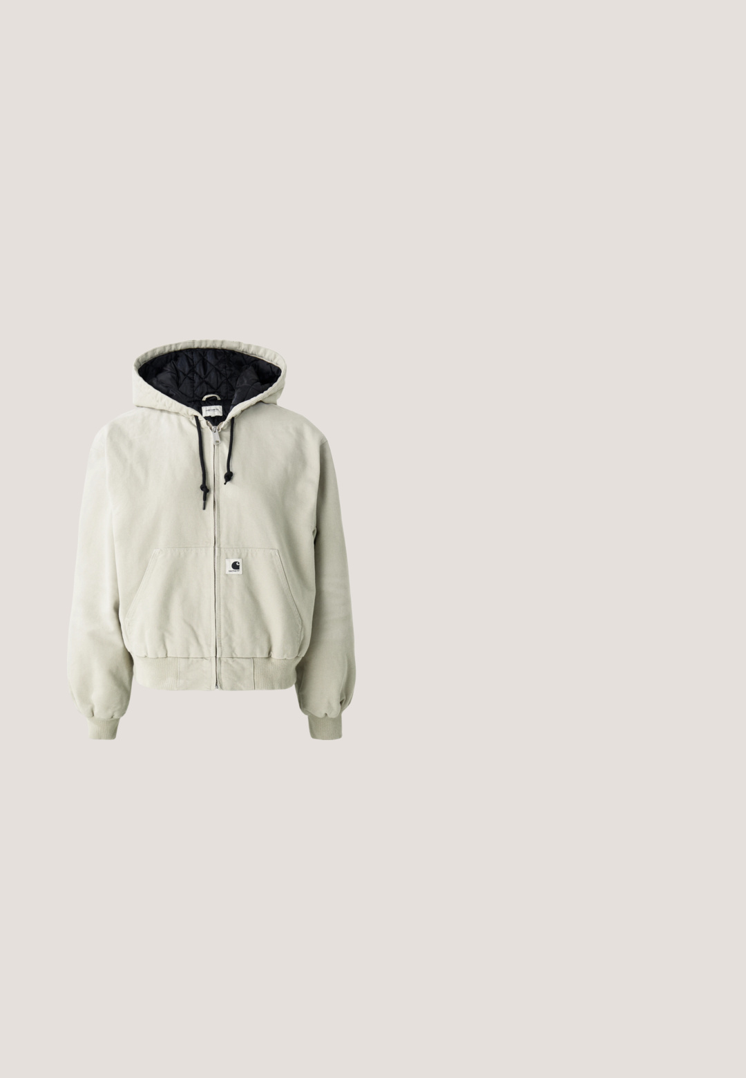 Veste zippée à capuche en coton beige clair ; intérieur matelassé noir, cordons de serrage réglables, deux poches avant et poignets élastiques.; T-shirt beige oversize en coton doux, avec un design minimaliste, un col rond et une petite patch logo sur la poitrine.; Pantalons cargo larges noirs en coton avec ceinture à nouer, dotés de deux poches latérales et d'une texture de tissu lisse.; Baskets synthétiques argentées avec trois bandes Velcro, accents crème, bout arrondi et semelle en caoutchouc texturée marron clair.; Sac à épaule noir et gris à motif floral avec sangle réglable et fermeture éclair, avec étiquette "marimekko" sur le devant.; Boucles d'oreilles en métal argenté présentant une forme en U avec un accent en forme de cœur à la base, une texture lisse et une finition polie.