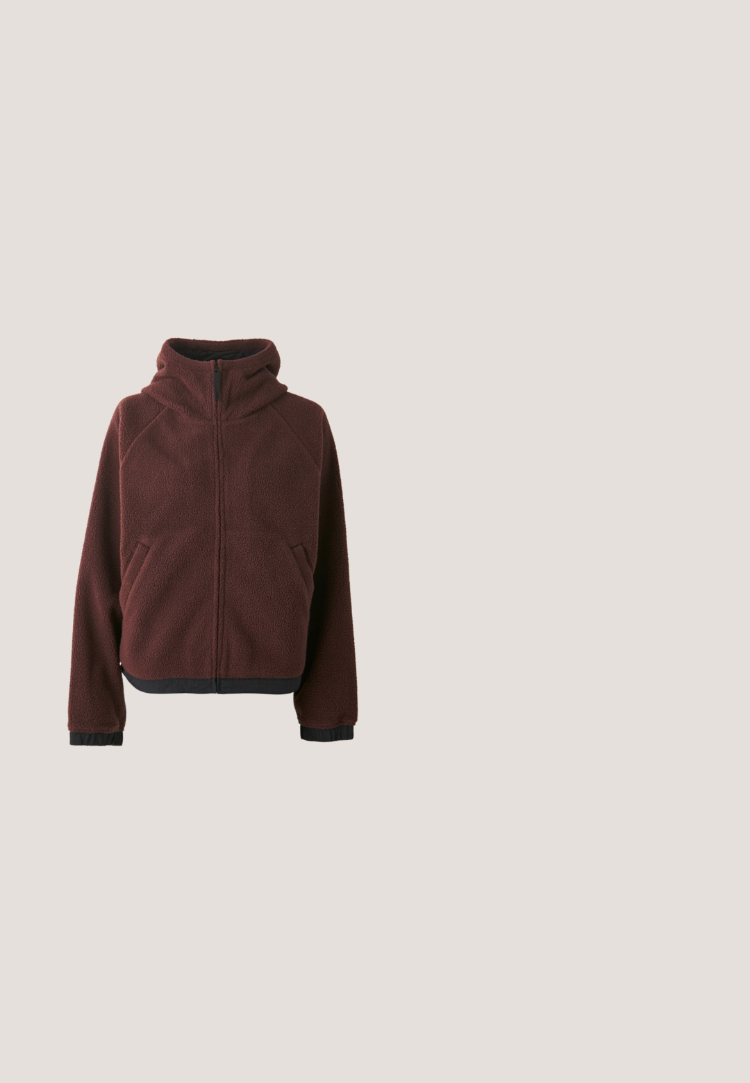 Bordeaux fleecejakke med hætte, frontlynlås, sidelommer og sort elastisk trim ved ærmerne og nederste søm. Tekstureret overfladefinish.; Mørkeoliven grøn ribbet langærmet turtleneck bluse med slank pasform og let cropped længde på ensfarvet lys baggrund.; Mørkeblå denim jeans med slim fit, der har et klassisk fem-lomme design og kontrasterende orange syninger. Ingen bemærkelsesværdige mønstre eller detaljer.; Låg-top vinrød sneaker med hvid sål, hvide snørebånd, hvid hæl og ordet "LOVE" broderet på siden.; Bordeaux farvet tote bag lavet af struktureret stof, med brede skulderremme, en robust bund og en kontrasterende sort kant langs toppen.; Sølv hoops øreringe med guldtonede cirkulære accenter og et udskåret mønster, der viser en poleret overflade og et slankt, moderne design.