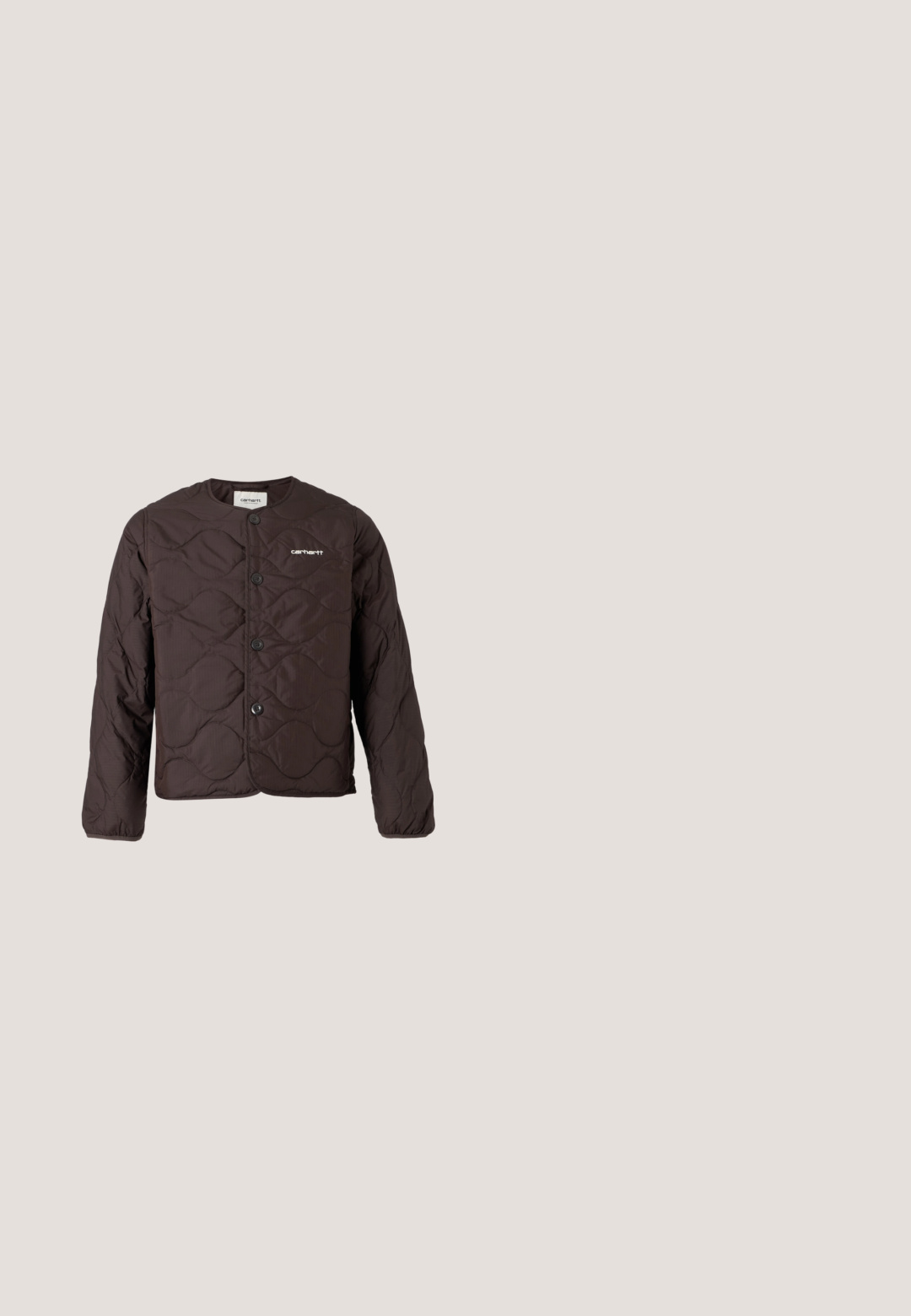 Dunkelbraune gesteppte Jacke mit rundem Ausschnitt, Knopfleiste vorne und kleinem weißem Carhartt-Logo auf der linken Brust.; Langärmliges graues T-Shirt aus Baumwolle, mit rundem Ausschnitt und elastischen Bündchen, mit einem kleinen quadratischen Logo auf der Brust.; Beige weitgeschnittene Hose aus Baumwolle, mit Knopfverschluss und Gürtelschlaufen, glatt im Griff und sauber verarbeitet.; Schwarze Leder-Ankle-Boots mit strukturierten Oberflächen, runder Zehenpartie, Schnürdesign, gelben Nähten und einer dicken, gerippten schwarzen Plateausohle.; Silberne Creolen mit einer glatten, polierten Oberfläche. Runde Form, leichtes Design und mit einem sicheren Verschlussmechanismus ausgestattet.; Schwarzer Leder Gürtel mit glatter Textur, ovaler silberner Metallschnalle und mehreren Einstelllöchern entlang des Riemens. Flaches, minimalistisches Design.
