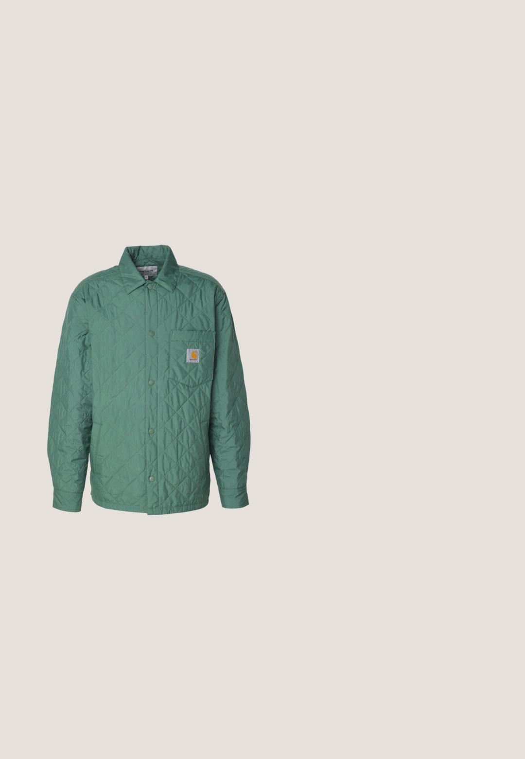 Chaqueta acolchada en verde apagado con cuello, cierres a presión y un bolsillo en el pecho con un logo. Tejido ligero y texturizado.; Sudadera de color azul claro hecha de tejido suave, con cuello redondo, mangas largas, puños y dobladillo acanalados, y una pequeña etiqueta de logo cerca de la parte inferior.; Camiseta de algodón blanca con cuello redondo, mangas cortas y un parche rectangular de logo azul marino en el área del pecho izquierdo.; Jeans de corte amplio en denim de color azul claro con un acabado desgastado, que presentan una cintura alta, trabillas para cinturón y bolsillos laterales. Detalles de costura visibles.; Zapatillas de ante azul marino con rayas blancas, cordones grises y una suela de goma texturizada en marrón. Presenta un logotipo en el lateral y un collar acolchado.; Bolso tote de lona azul con bolsillo frontal y bordado rojo "O.N.S", con asas dobles y una correa ajustable para el hombro.