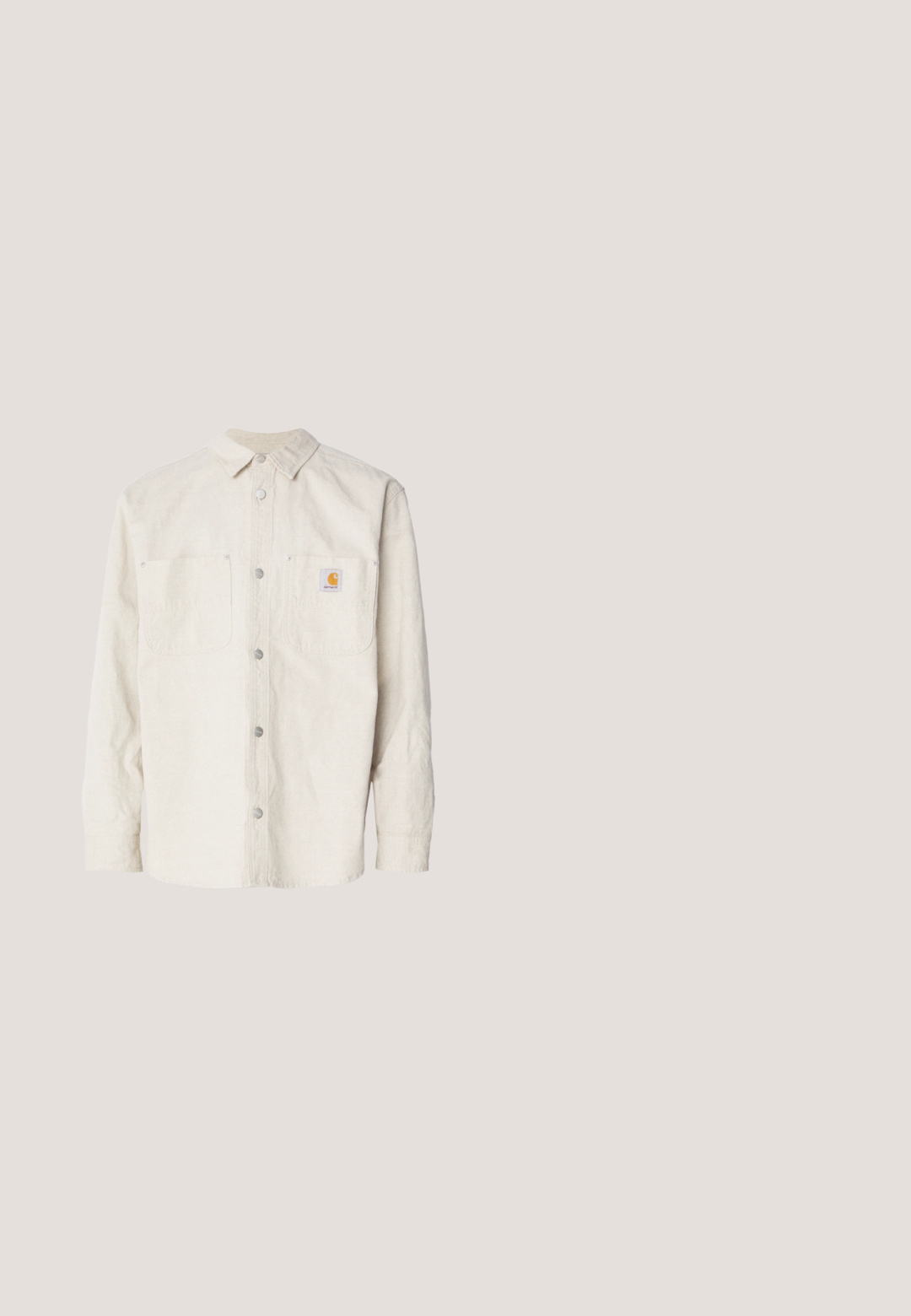 Carhartt WIP WALTER SHIRT SULLIVAN - Let jakke / Sommerjakker - natural; Olivengrøn knapjakke med krave, lange ærmer, én brystlomme og to nederste frontlommer.; Grønne cargo bukser med lige pasform, lavet af bomuld, med sidelommer og knaplukning for funktionalitet. Glat tekstur, afslappet design.; Brune læder chelsea-støvle med elastiske sidepanelen, trækflapper og en sort gummisål med et struktureret slidbane for bedre greb.; Brun lærred rulle-top rygsæk med læderstropper, frontlynlåslomme, sidelomme og læderbund isoleret på hvid baggrund.; Brun læderbælte med en struktureret overflade, der har en sølv metalspænde og en enkelt overlapningstrimmel syet på siden.