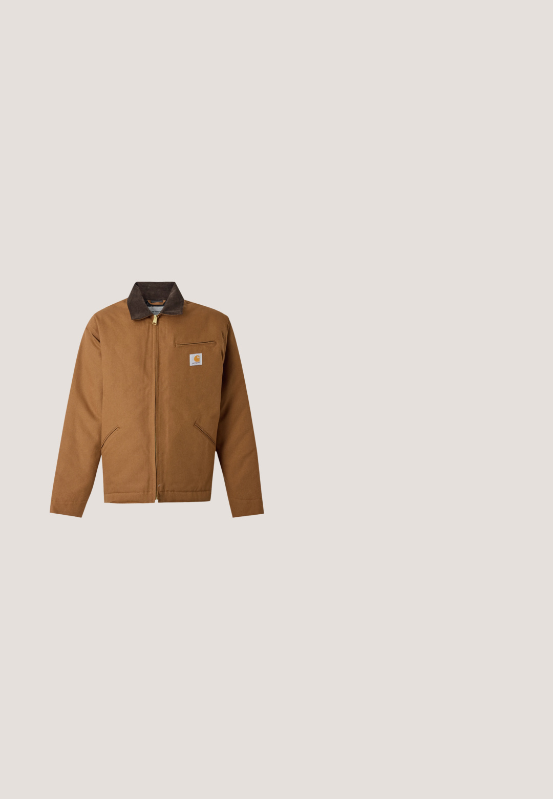 Braune Arbeitsjacke mit Reißverschluss, dunkelbraunem Kragen, zwei Fronttaschen, Brusttasche mit Reißverschluss und kleinem Carhartt-Logo-Patch.; Braunes Sweatshirt mit langen Ärmeln und Rundhalsausschnitt, gerippte Bündchen und Saum, mit schwarzem Carhartt-Logo-Schriftzug auf der Brust.; Dunkelrotes Carhartt T-Shirt mit kurzen Ärmeln, großem beigem Wirbelmuster und dem Text "Carhartt Work in Progress" in der vorderen Mitte.; Dunkelbraune Shorts aus glattem Stoff. Verfügt über Eingrifftaschen vorne, Gürtelschlaufen und eine flache Vorderseite. Gerade geschnitten mit knielangem Design.; Hellbraune Leder-Ankle-Boots mit gepolstertem Kragen, goldenen Ösen, braunen Schnürsenkeln und dicker Profilsohle auf hellem, einfarbigem Hintergrund.; Braun karierter Geldbeutel aus strukturiertem Leder mit Reißverschluss und einem vorderen Fach. Mit einem Logo-Detail.