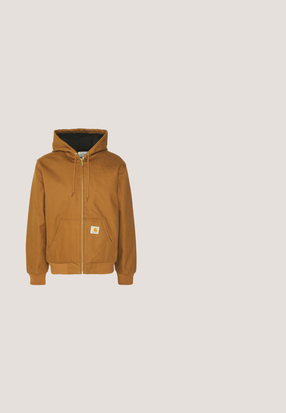 Sudadera con cremallera marrón hecha de algodón, con un forro interior negro, un bolsillo frontal y un parche cuadrado con el logo en el lado izquierdo.; Sudadera naranja de manga larga y cuello redondo. Puños y dobladillo acanalados, con un pequeño logo amarillo de Carhartt en el pecho. Textura suave.; Camiseta de algodón beige de manga corta, con cuello redondo y un bolsillo en el pecho izquierdo. Presenta una pequeña etiqueta de logo en el bolsillo.; Pantalones cargo beige hechos de una tela duradera, con dos bolsillos laterales, cierre de botón y piernas ajustadas con una textura suave.; Veja V-95 - Zapatillas altas - walnut/black; Collar de cadena de plata con eslabones entrelazados, textura suave y forma rectangular uniforme. Detalle de cierre seguro.