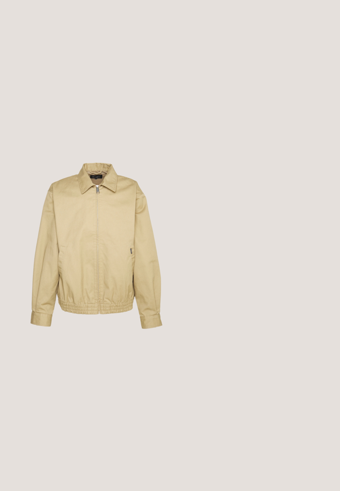 Carhartt WIP NEWHAVEN JACKET - Leichte Jacke - sable; Weißes ärmelloses Baumwolltop mit Rundhalsausschnitt und strukturierten Schultern, mit "WEEKDAY" auf dem Kragenetikett versehen, vor hellgrauem Hintergrund dargestellt.; Hellfarbene Jeans im weit geschnittenen Stil mit hoher Taille, Fünf-Taschen-Design und dezenten Nahtdetails. Hergestellt aus robustem Baumwollstoff.; Weiße Leder-Sneaker mit einer hellbeigen Gummisohle. Mit braunem Wildleder-V-Logo und Fersenlasche. Schnürverschluss mit texturierter Oberfläche.; Dunkelgrüne Tragetasche mit breiten Griffen und weißem grafischem Text: "Maison Kitsuné", "Tokyo Paris" und "Palais Royal" mit floralen Akzenten.; Silberfarbener Schmuckset mit einer dicken Kettenhalskette mit einem Karabinerverschluss und einem passenden strukturierten Ring. Beide Teile sind glänzend und metallisch.