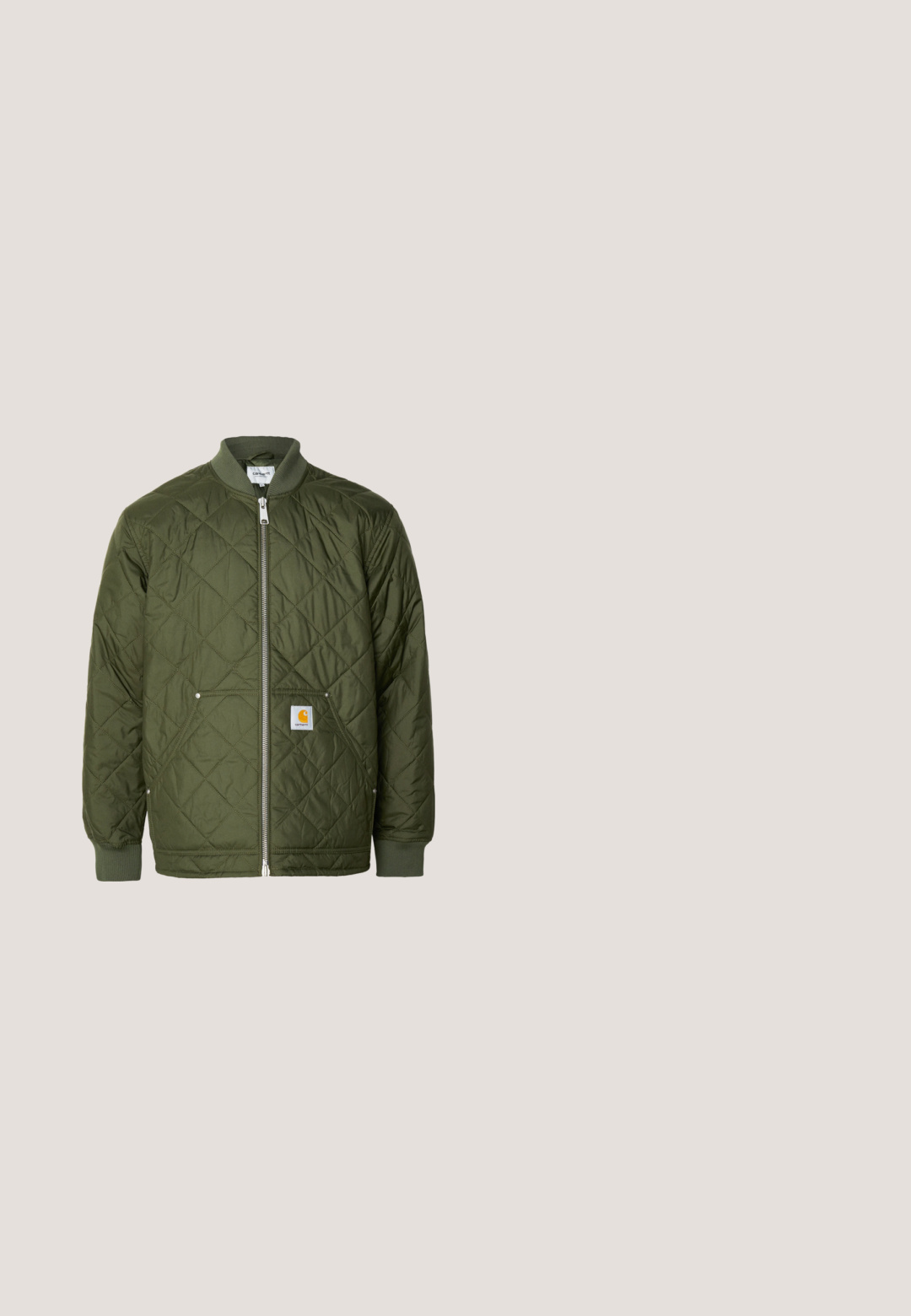 Chaqueta acolchada verde con cierre frontal, puños acanalados y un bolsillo en el pecho que presenta un logo. El material es suave y ligero.; Sudadera verde de mezcla de algodón, con un bolsillo canguro, capucha ajustable con cordón y logo bordado en el pecho.; Camiseta de manga corta verde claro fabricada en tejido suave, con un bolsillo en el pecho que presenta un parche de logo cuadrado. Diseño sencillo y sin adornos.; Pantalones de pernera ancha en verde oliva, confeccionados con una tela resistente, que presentan un cierre de botón, bolsillos laterales y un diseño de dobladillo recto.; Botas de senderismo de cuero marrón con un acabado suave, tobillo acolchado, ojales de metal y suela de goma con un patrón de tracción robusto.; Cinturón de tela enrollada color beige con patrón de camuflaje, hebilla rectangular de latón y una pequeña etiqueta adjunta de Levi's.