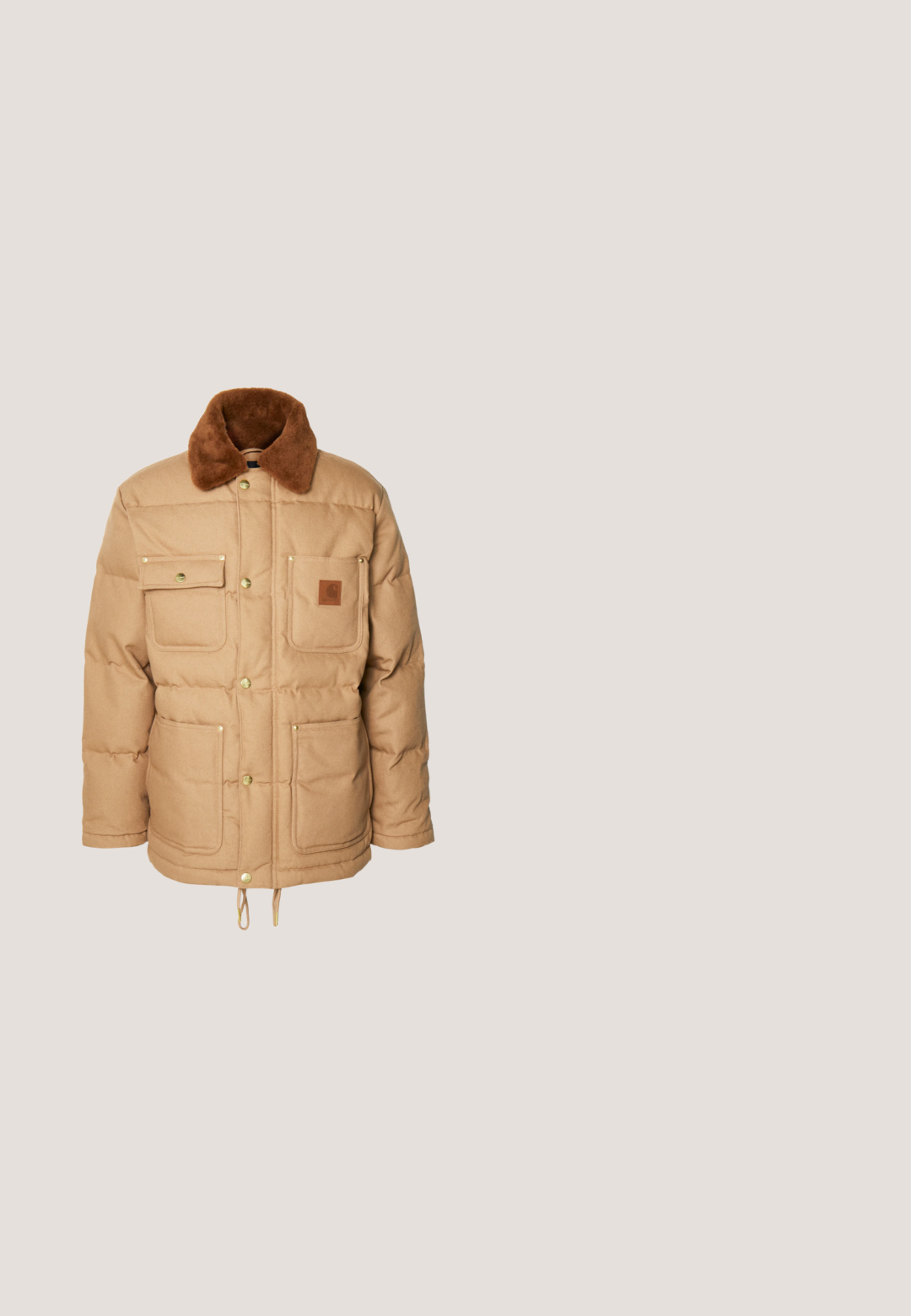 Chaqueta tipo puff de color marrón con un collar de piel sintética marrón, dos bolsillos en el pecho y dos bolsillos inferiores. Presenta herrajes dorados y un dobladillo con cordón.; Polo de manga larga con rayas verticales en azul marino, beige y blanco; cuenta con un collar, tapeta de tres botones y un logo bordado en el pecho.; Pantalones de algodón marrón con corte recto, costuras reforzadas y bolsillos laterales. Cuenta con un cierre de botón y trabillas para cinturón en la cintura.; Botas Chelsea de cuero marrón con paneles laterales elásticos y tiradores. Parte superior texturizada, suela de goma duradera y detalle de costura en contraste.; Mochila marrón de lona con cierre enrollable, correas de cuero, bolsillo delantero con cremallera, bolsillo lateral y base de cuero, aislada sobre fondo blanco.; Cinturón de cuero marrón oscuro enrollado con hebilla de pinza metálica grabada con "SUPERDRY" y costuras visibles cerca de la hebilla.
