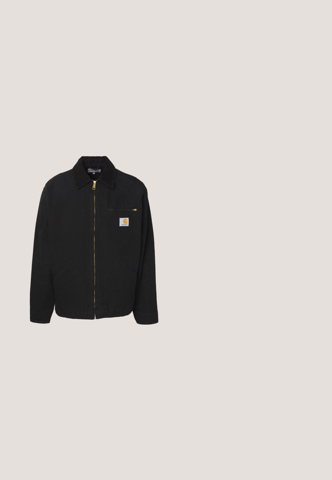 Chaqueta de algodón negra con cierre frontal, cuello de pana, dos bolsillos laterales y un bolsillo en el pecho con un parche de logo.; Sudadera gris de tela texturizada, con cuello redondo, mangas largas, y un diseño gráfico de trébol de cuatro hojas verde acompañado de texto en el pecho.; Camisa de manga larga en algodón verde claro con cuello redondo, que presenta un bolsillo en el pecho izquierdo y un parche de logo en naranja y blanco.; Pantalones cargo beige hechos de tela con cinturilla elástica y cierre de botón. Presenta dos bolsillos laterales y un diseño simple.; Botín de cuero marrón con ojales de metal, forro de piel sintética blanca, cuello acolchado negro, suela resistente y logotipo en relieve en el costado.; Bolsa de mano de nailon negro con asas cortas y una correa de hombro desmontable, que presenta un diseño acolchado elegante y acentos de hardware mínimos.