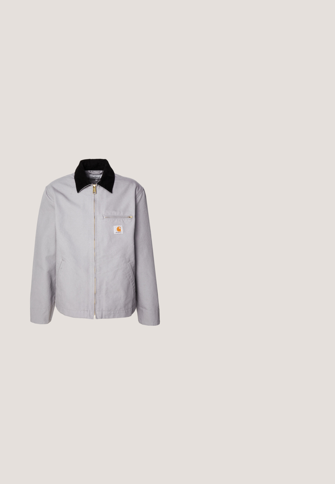 Chaqueta gris clara hecha de tejido duradero, con un cuello de pana negro, cierre de cremallera, bolsillo frontal y parche con logo en el pecho.; Camisa de franela a cuadros verdes y negros, con mangas largas, cierre de botones en la parte frontal, dos bolsillos en el pecho y cuello clásico. Textura suave, diseño versátil.; Pantalones de pierna ancha beige hechos de lona, con bolsillos frontales, detalles en dorado y un diseño de frente plano.; Botas de piel marrón con cordones hasta el tobillo, acabado texturizado, suelas beige contrastantes y ojales metálicos. Incluyen una lengüeta para facilitar su puesta.; Mochila marrón de lona con cierre enrollable, correas de cuero, bolsillo delantero con cremallera, bolsillo lateral y base de cuero, aislada sobre fondo blanco.; Cinturón de cuero marrón oscuro enrollado con una hebilla metálica rectangular en tono plateado grabada con "PME Legend."