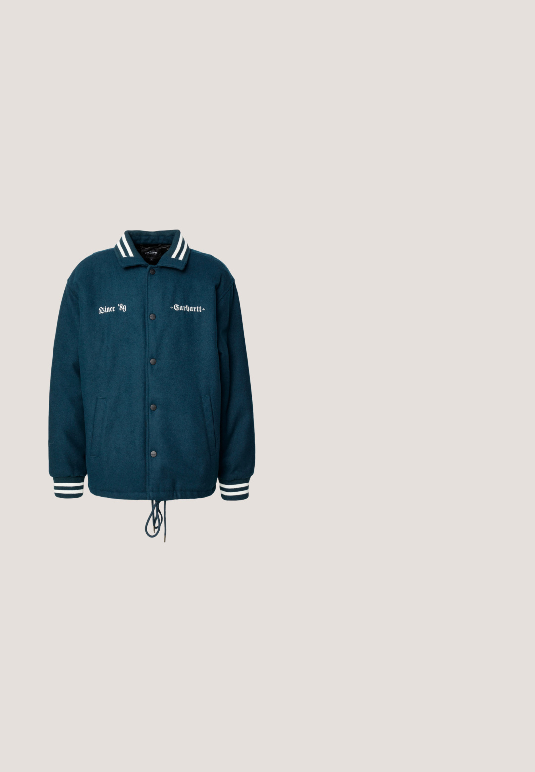 Chaqueta de lana verde oscuro con collar y puños de rayas blancas, cierre de botones, dos bolsillos laterales y bordado de texto en el frontal.; Sudadera gris con capucha y bolsillo canguro, que presenta un gráfico impreso de un perro y "CABHARTT WILD DOGS" en texto rojo.; Camiseta de algodón gris con mangas cortas, cuello redondo y un pequeño logo amarillo en el lado izquierdo del pecho. Textura suave, corte clásico.; Pantalones negros con cinturilla elástica y cordón, que presentan un diseño de pierna recta y una textura suave. Sin bolsillos visibles ni patrones.; Zapatilla de ante gris con acentos dorados, paneles texturizados y cordones a juego. Cuenta con una suela acolchada y un detalle de logotipo en el lateral.; DARKAI TENNIS LONG UNISEX - Collar - silver-coloured