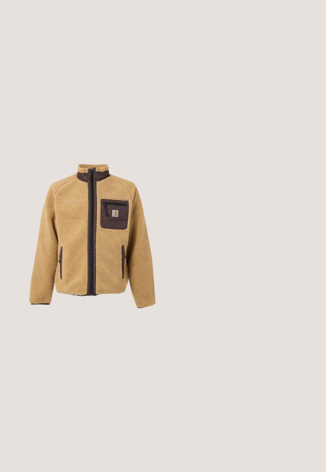 Chaqueta de forro polar beige con cremallera marrón oscuro, ribete en el cuello, dos bolsillos delanteros y bolsillo en el pecho con cremallera y parche con el logotipo de Carhartt.; Suéter de punto marrón con un logo blanco de "Dickies" en la parte frontal. Cuello redondo clásico y puños y dobladillo acanalados. Textura suave.; Camisa de botón de manga larga blanca hecha de algodón. Presenta un cuello puntiagudo y un pequeño logo rojo de Levi's en el pecho izquierdo. Textura suave.; Pantalones de pierna ancha negros hechos de algodón. Cuenta con cierre de botón, lazos para cinturón y bolsillos laterales. Textura suave con un corte ajustado.; Botín de cuero marrón con ojales de metal, forro de piel sintética blanca, cuello acolchado negro, suela resistente y logotipo en relieve en el costado.; Bolso tote de mezclilla negra con asas largas, bolsillo delantero y pequeña etiqueta blanca encima del bolsillo sobre un fondo liso.