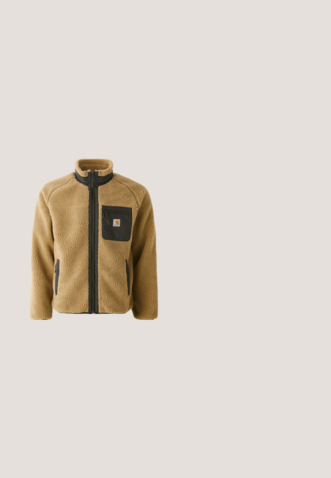 Veste en polaire beige avec une poche poitrine zippée noire et des poches latérales assorties. Comprend un col haut et un tissu texturé pour plus de chaleur.; Sweat à capuche vert olive en mélange de coton doux, doté d'une poche kangourou, d'une capuche à cordon ajustable et de poignets côtelés.; T-shirt à manches longues blanc en coton. Présente un petit logo doré sur la poitrine et un col rond. Design simple et coupe standard.; Pantalons cargo noirs avec une coupe relaxée, dotés de deux poches latérales, d'une fermeture à bouton et de cordons de serrage réglables à l'ourlet.; Bottine noire en cuir avec œillets dorés, accents marron et semelle en caoutchouc. Comprend un col rembourré et un logo estampé sur le côté.; Sac de sport en nylon beige avec des accents noirs, arborant un patch et un logo du drapeau de la Norvège. Comprend des poignées doubles et une bandoulière réglable.