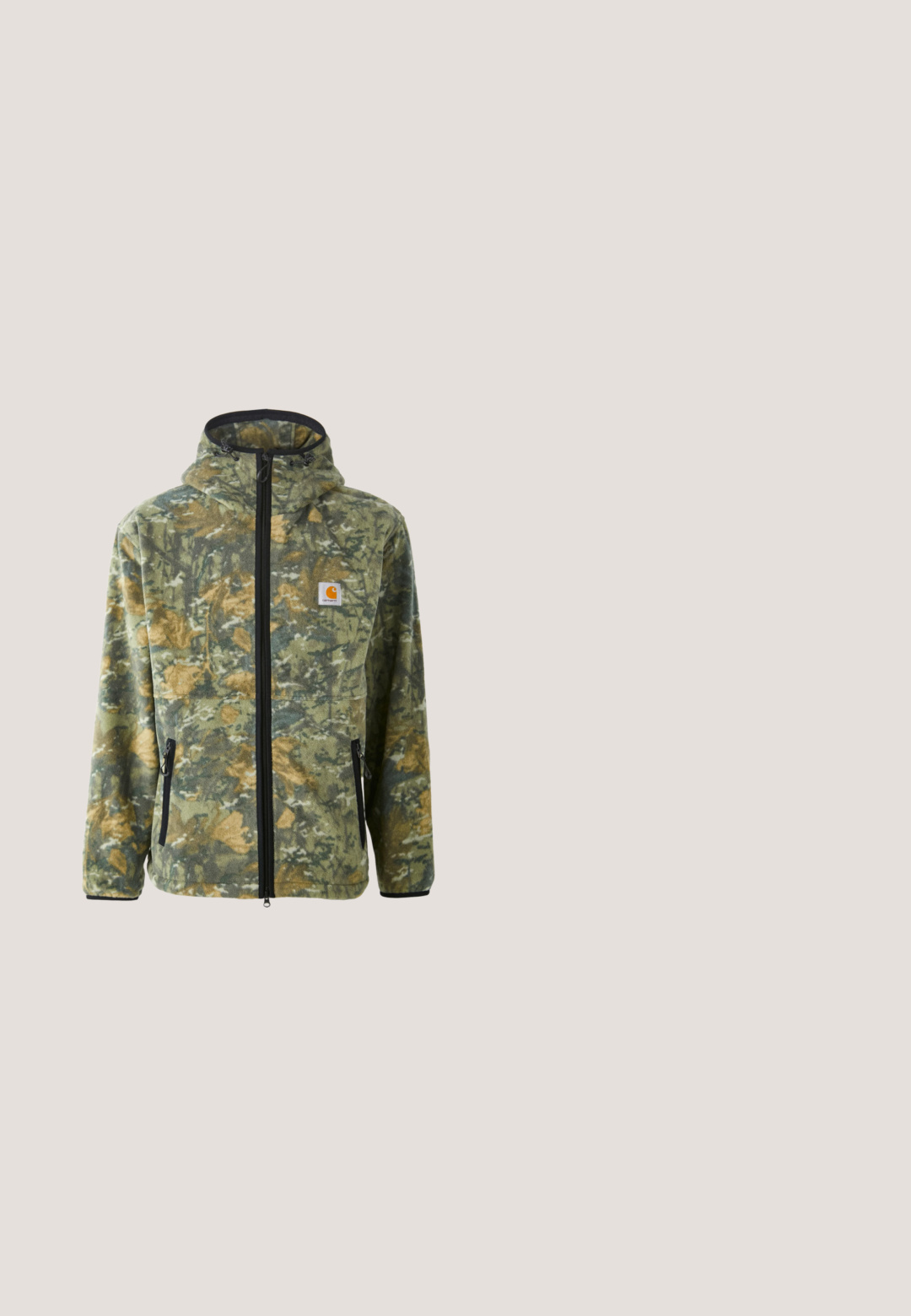 Fleece-takki, jossa on vihreän, ruskean ja keltaisen sävyinen maastokuvio, etuvetoketju, säädettävä huppu ja sivuvetoketjulliset taskut.; Harmaa vetoketjullinen huppari pehmeästä kankaasta, jossa on etupuolella logo-printti, säädettävät nauhat ja sivutaskut. Punainen korostus helmassa.; Valkoinen lyhythihainen T-paita, jossa musta reunus kauluksessa ja hihojen reunoissa, esitetty yksivärisellä taustalla.; Mustat farkut suoran lahkeiden muotoilulla, jossa on nappi- ja vetoketjukiinnitys, vyölenkit ja vähäiset ompeluyksityiskohdat.; Valkoiset nahkakengät, joissa on rei'itetty kärki, litteät nauhat, pehmustettu kaulus ja Jordan-logo kielellä. Yhdistetty harmaisiin jogger-housuihin.; Mustat joustavat vyöt matte-mustalla neliönmuotoisella soljella, jossa on teksturoitu pinta. Yksinkertainen muotoilu, monikäyttöinen eri asusteisiin.
