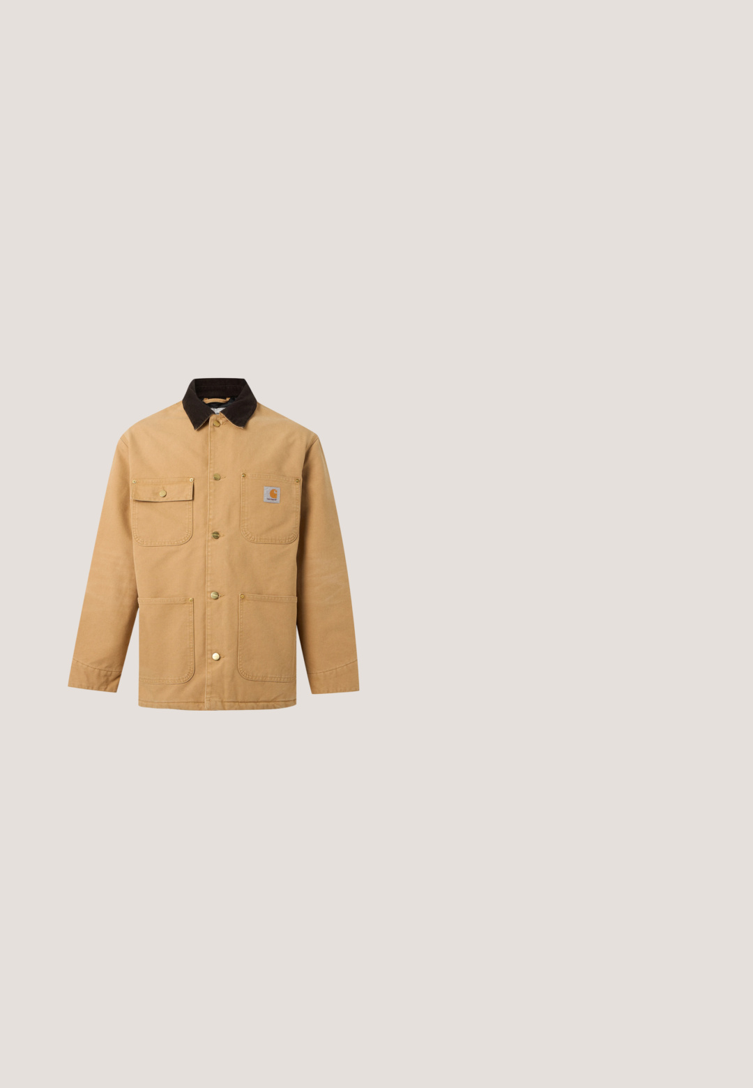 Chaqueta de trabajo beige con cuello marrón oscuro, cuatro bolsillos delanteros incluyendo un bolsillo en el pecho con botón y botones automáticos de metal en la parte delantera.; Camisa de franela a cuadros verdes y negros, con mangas largas, cierre de botones en la parte frontal, dos bolsillos en el pecho y cuello clásico. Textura suave, diseño versátil.; Jeans de mezclilla oscuros de pierna ancha con costuras amarillas, que cuentan con un cierre frontal de botón y bolsillos laterales. Textura suave y diseño tradicional.; Botas de senderismo de cuero marrón con un acabado suave, tobillo acolchado, ojales de metal y suela de goma con un patrón de tracción robusto.; Bolsa de lona marrón rectangular con asas verdes y correa para el hombro, compartimento principal con cremallera y parche de cuero en el centro delantero.; Timberland Cinturón - dark brown