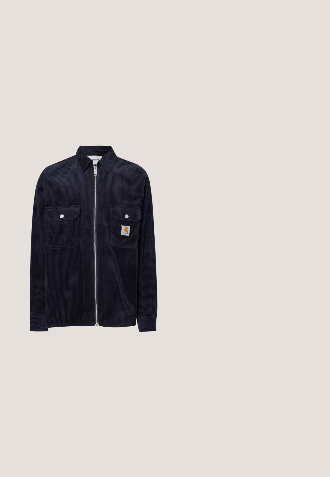 Marineblauwe corduroy jas met een voorrits, twee borstzakken, zilveren drukknoopjes en een klein merklabel op de linkse zak.; Witte katoenen t-shirt met een ronde hals, korte mouwen en een borstzak met een klein merklogo aan de linkerkant.; Leren tuinbroek in lichtblauw met verstelbare bandjes, een borstzak en zijzakken. Ruime pasvorm met rechte pijpen, gemaakt van katoen.; Nike Air Jordan sneakers hebben een witte leren basis met blauwe synthetische accenten, een geperforeerde neusdoos en blauwe veters.; Zilveren ketting met een leeuwenkop hanger, voorzien van fijne details, sprankelende accenten en een klassiek schakelontwerp.; Marineblauwe stoffen riem met een gladde textuur, voorzien van een rechthoekige plastic gesp met een geëmboste logo. Verstelbare maat voor een veelzijdige pasvorm.